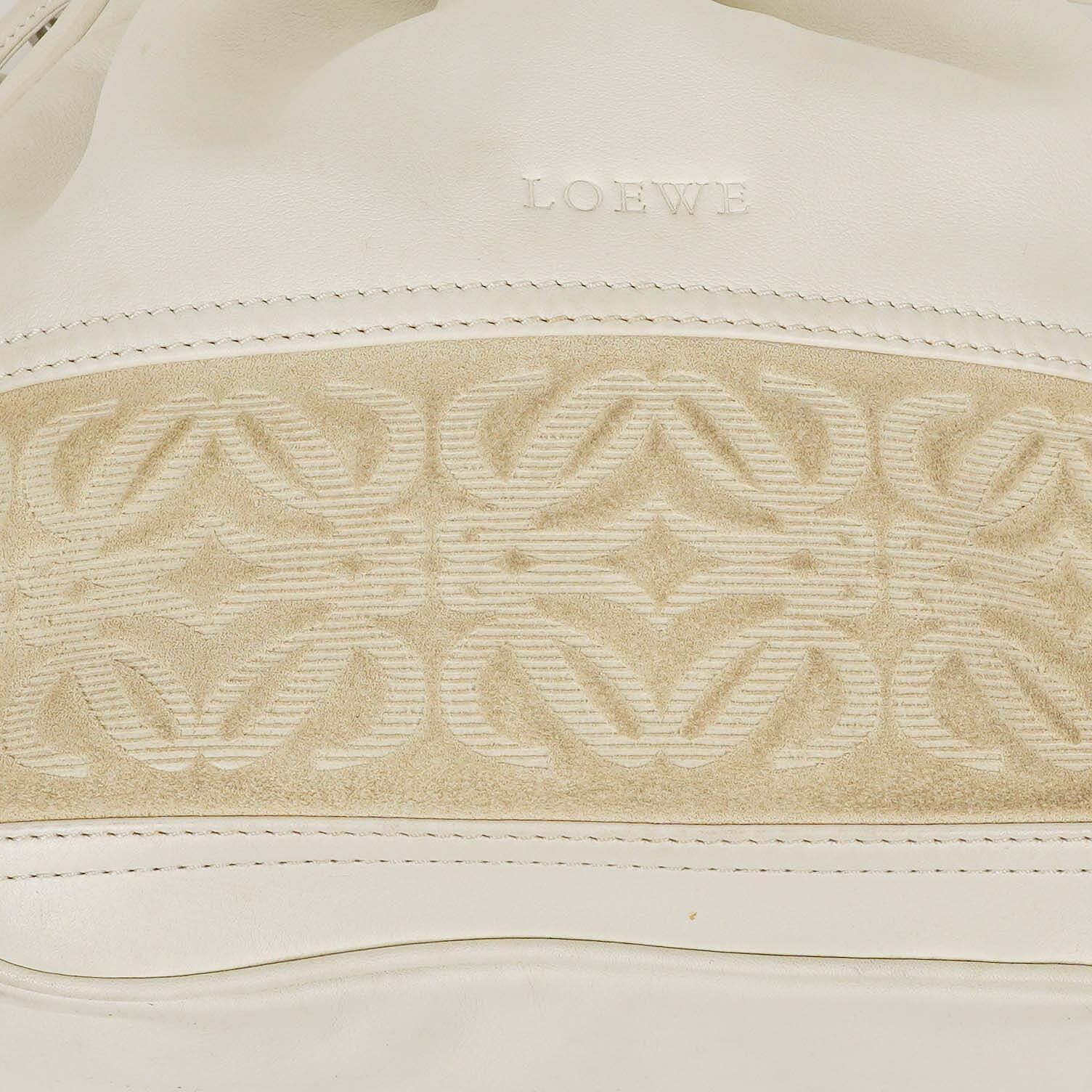 Loewe Anagram Bucket Tasche aus weißem Leder