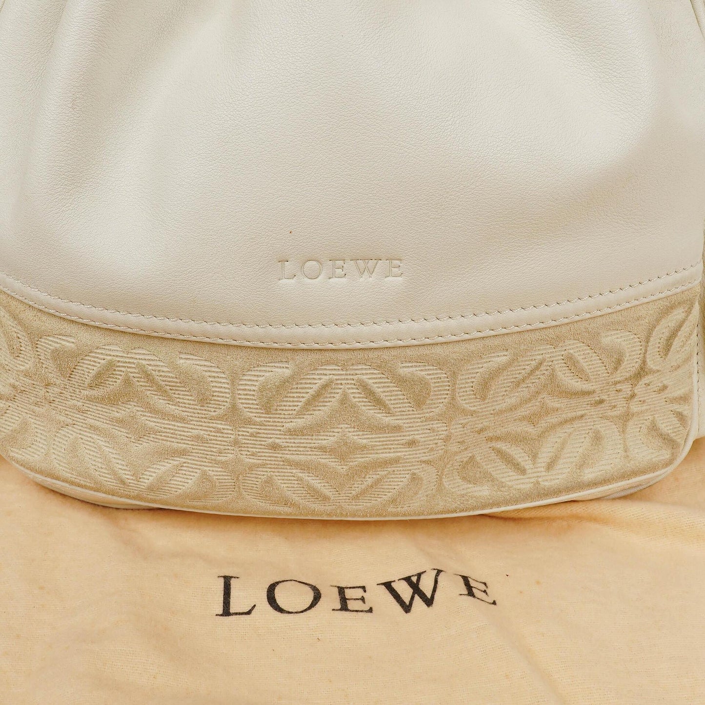 Loewe Anagram Bucket Tasche aus weißem Leder