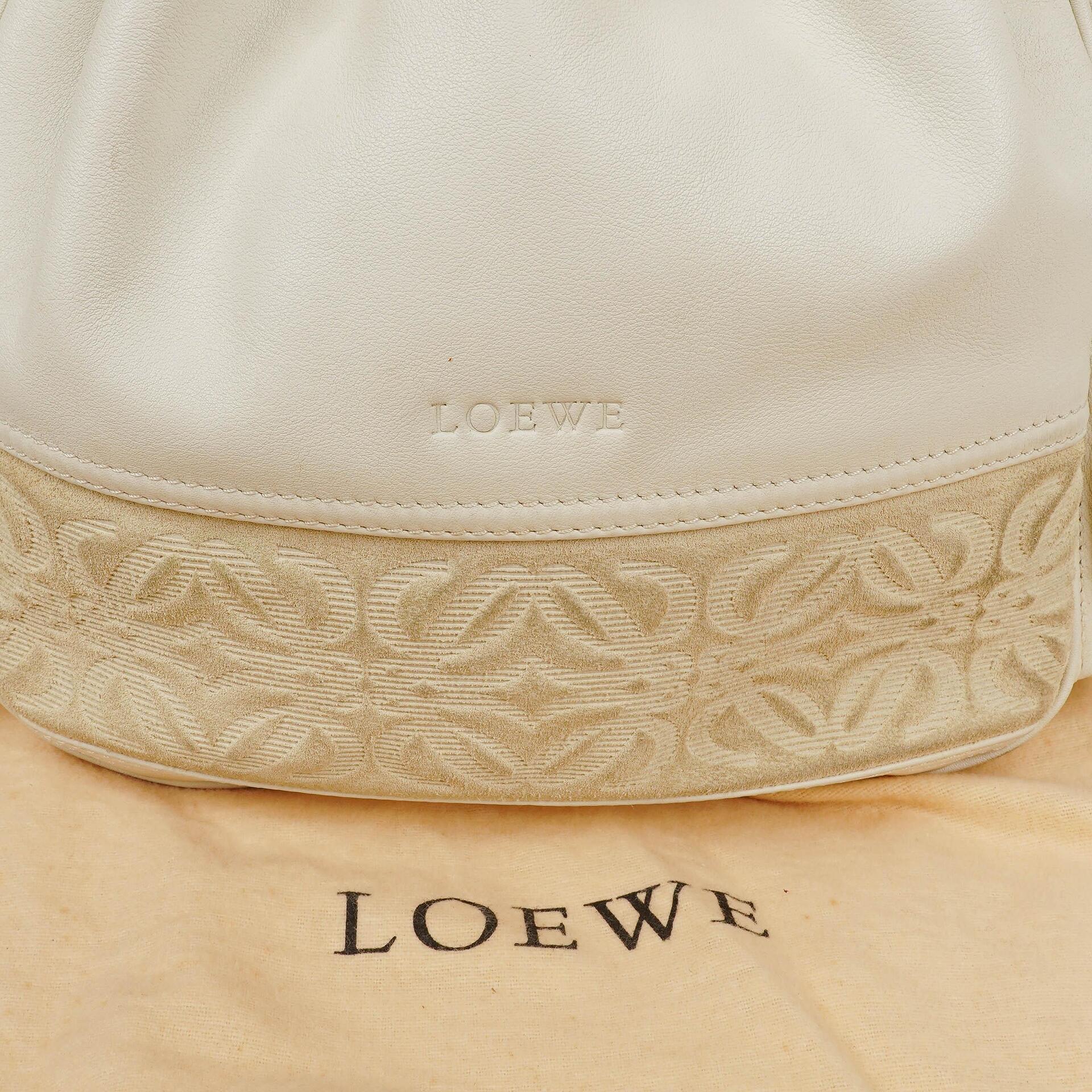 Loewe Anagram Bucket Tasche aus weißem Leder