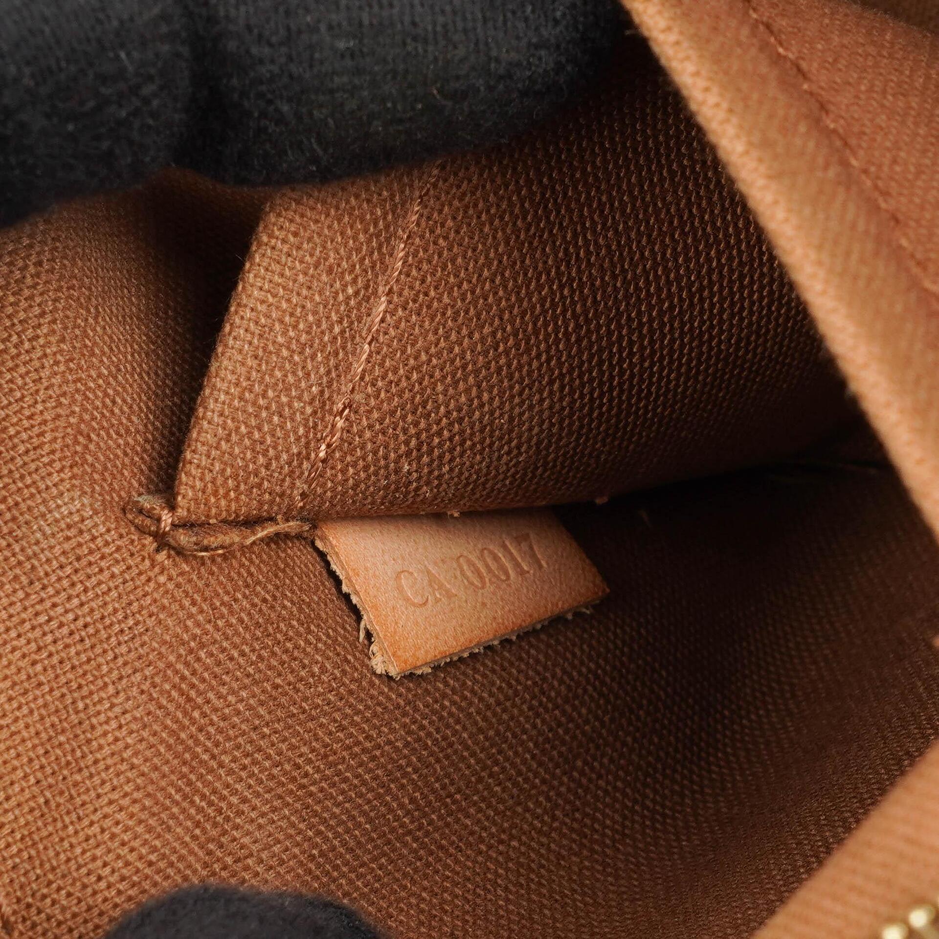 Louis Vuitton Riveting Limited Edition Pochette Accessoires Clutch aus beschichtetem Monogram Canvas