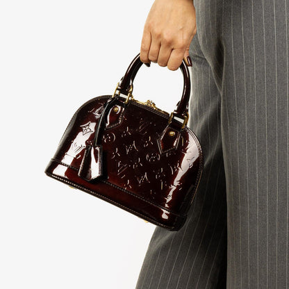 Louis Vuitton Alma BB Handtasche aus Amarante Monogram Vernis Leder