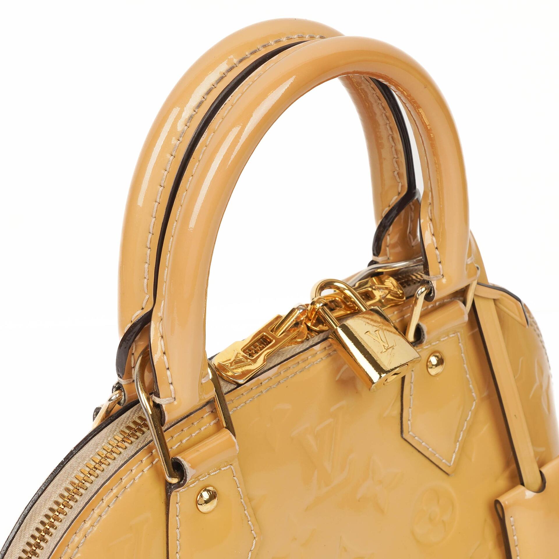 Louis Vuitton Alma BB Beigefarbene Monogram Vernis Leder Handtasche