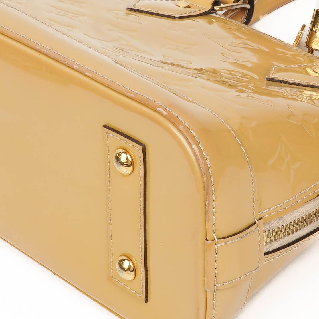 Louis Vuitton Alma BB Beigefarbene Monogram Vernis Leder Handtasche