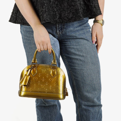 Louis Vuitton Alma BB Tasche aus Monogram Vernis Leder in Givre