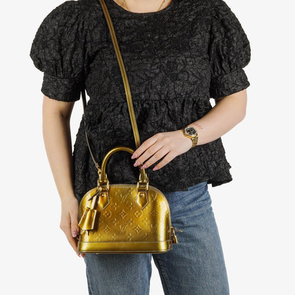 Louis Vuitton Alma BB Tasche aus Monogram Vernis Leder in Givre