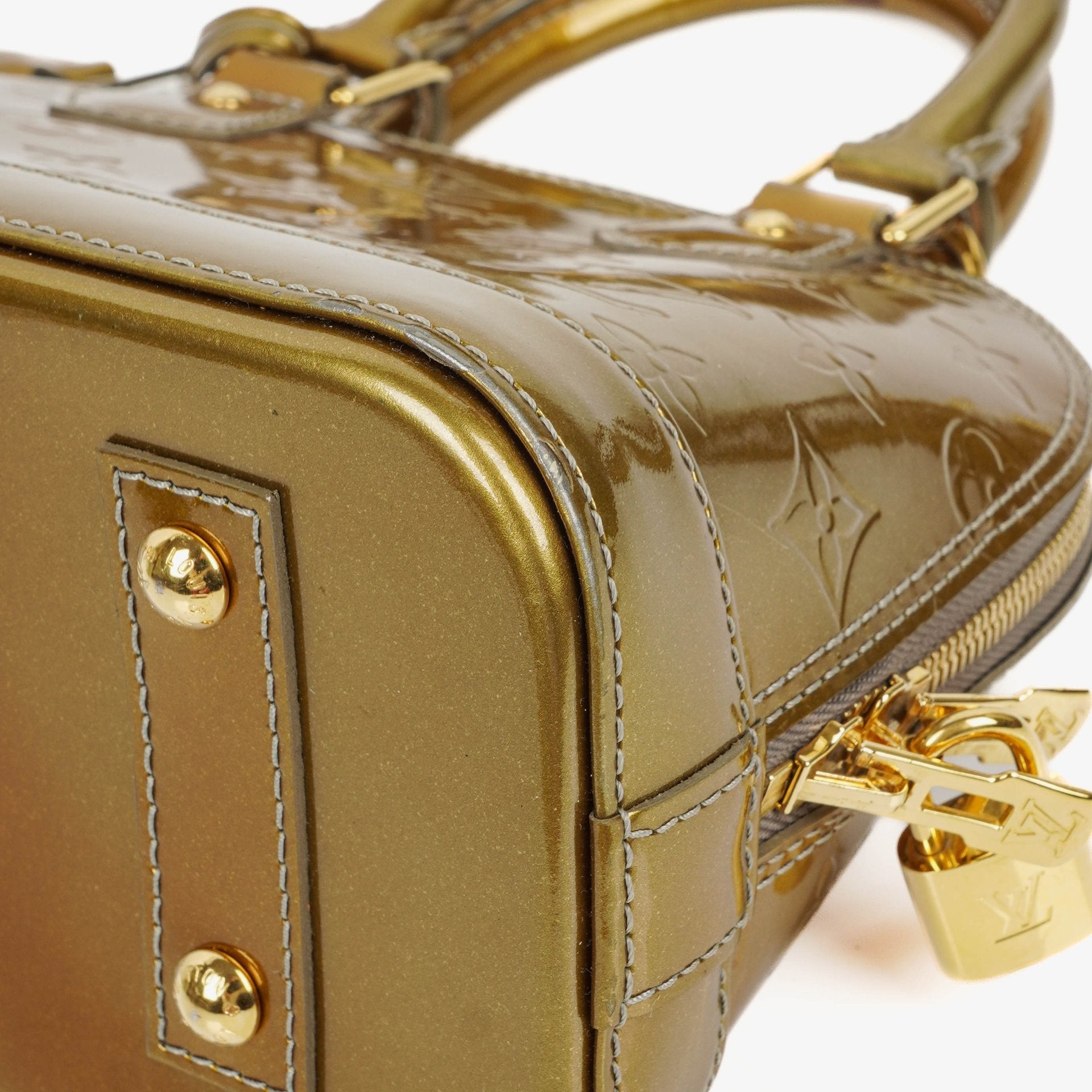 Louis Vuitton Alma BB Tasche aus Monogram Vernis Leder in Givre
