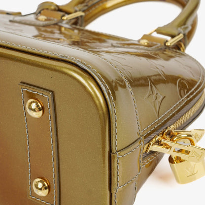 Louis Vuitton Alma BB Tasche aus Monogram Vernis Leder in Givre