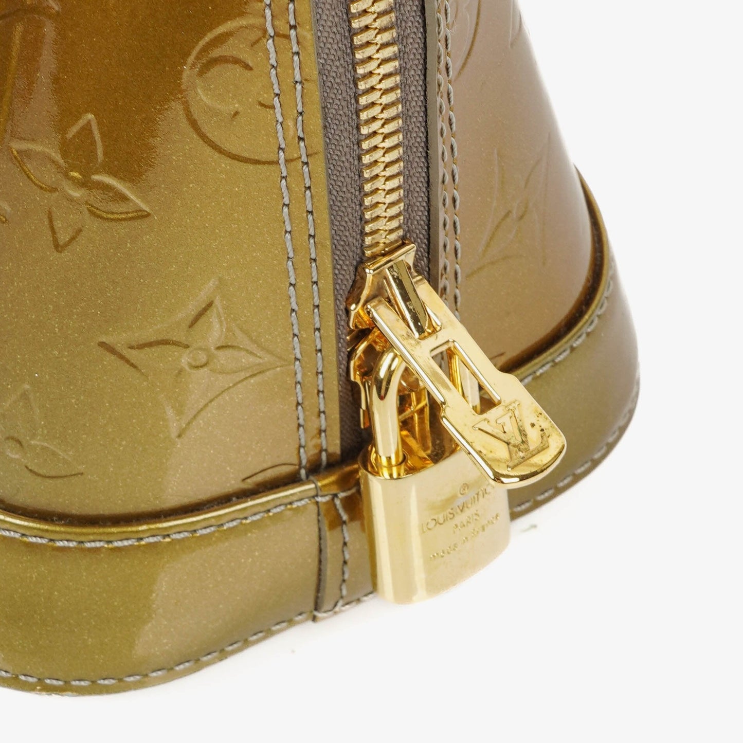 Louis Vuitton Alma BB Tasche aus Monogram Vernis Leder in Givre