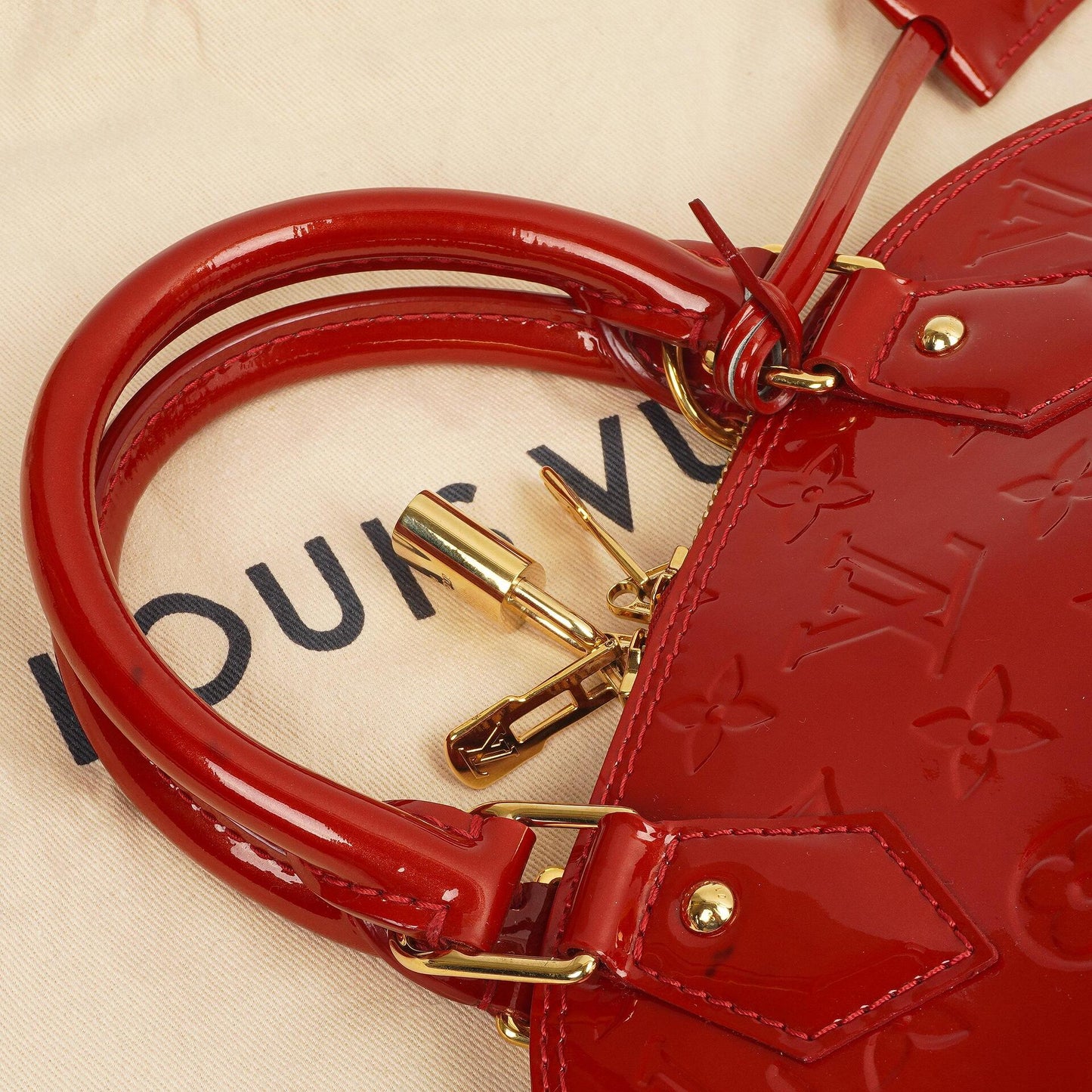 Louis Vuitton Alma BB Pomme D'Amour Monogram Vernis Leder Handtasche