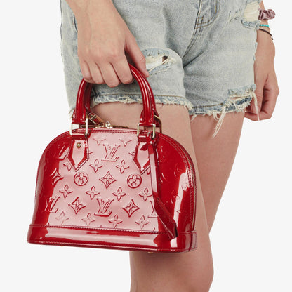Louis Vuitton Alma BB Handtasche aus Pomme D'Amour Monogram Vernis Leder
