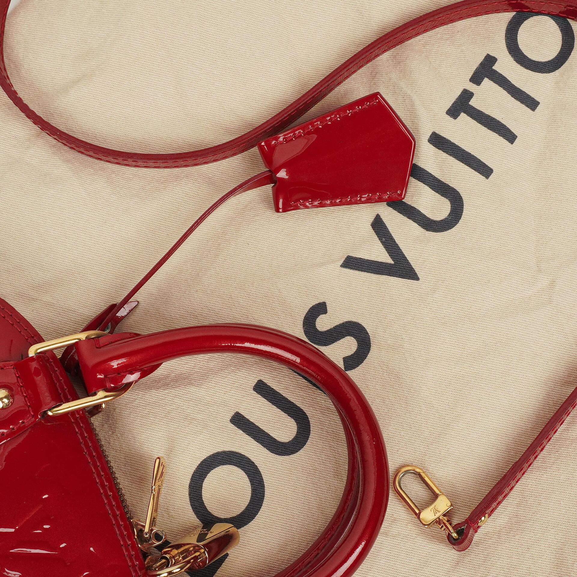 Louis Vuitton Alma BB Handtasche aus Pomme D'Amour Monogram Vernis Leder