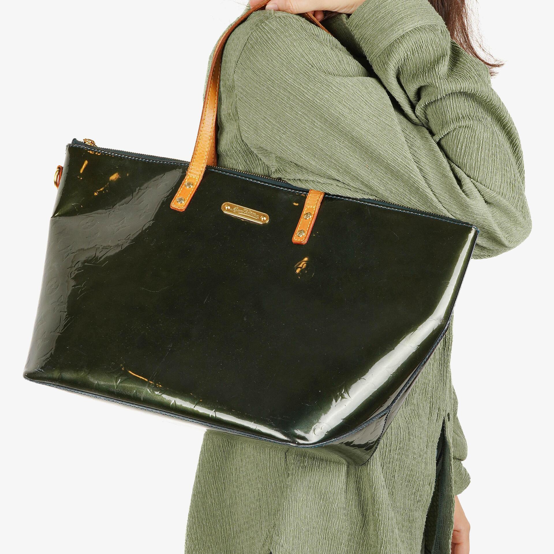 Louis Vuitton Bellevue Handtasche aus Monogram Vernis