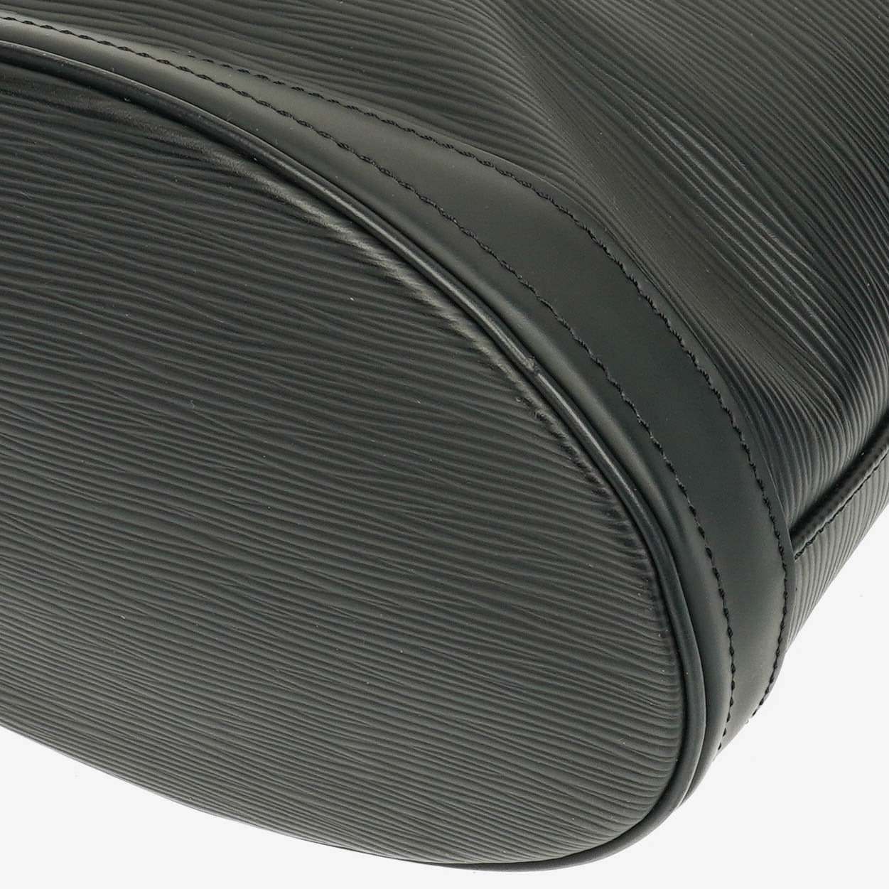 Louis Vuitton Petit Bucket Bag aus schwarzem Epi Leder