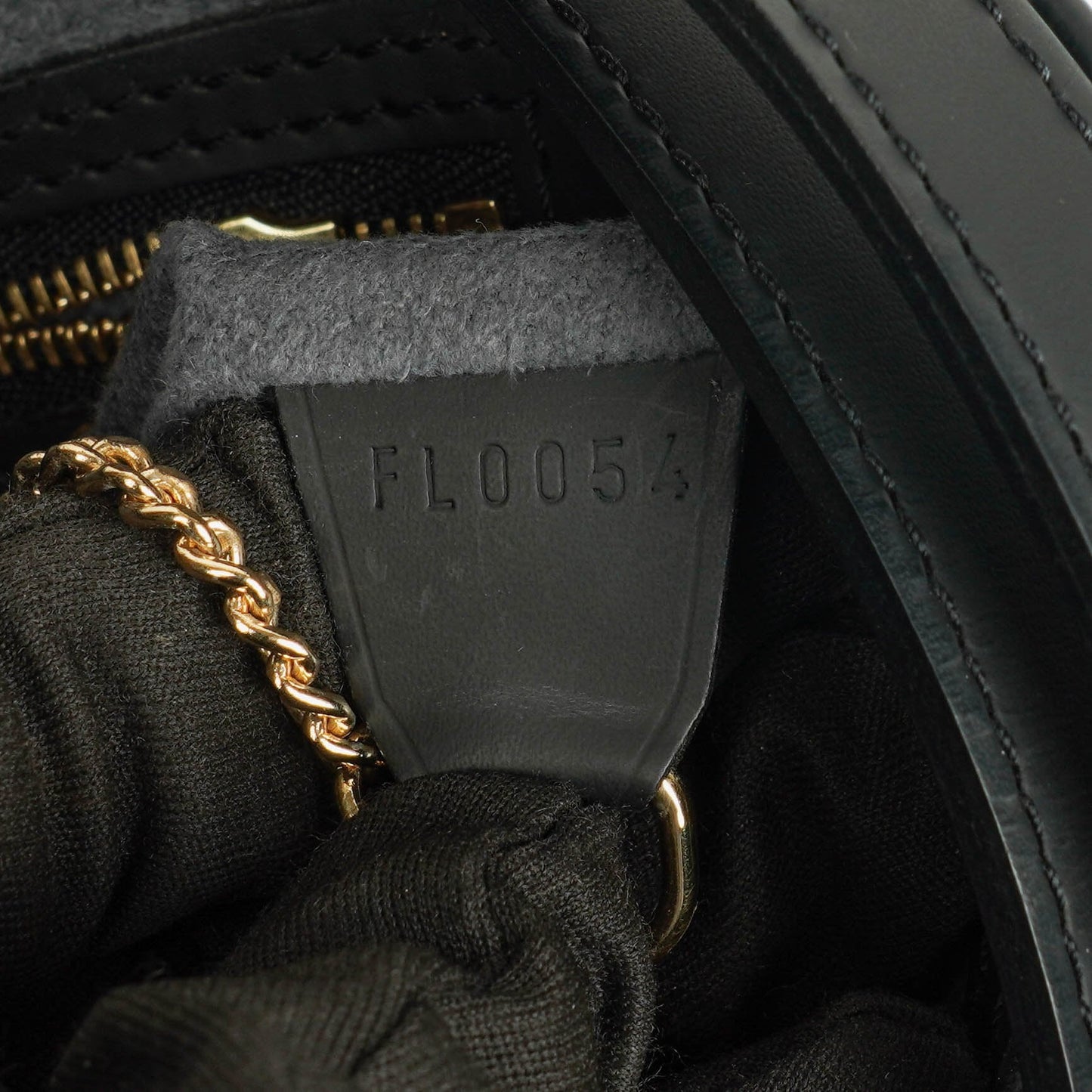 Louis Vuitton Petit Bucket Bag aus schwarzem Epi Leder