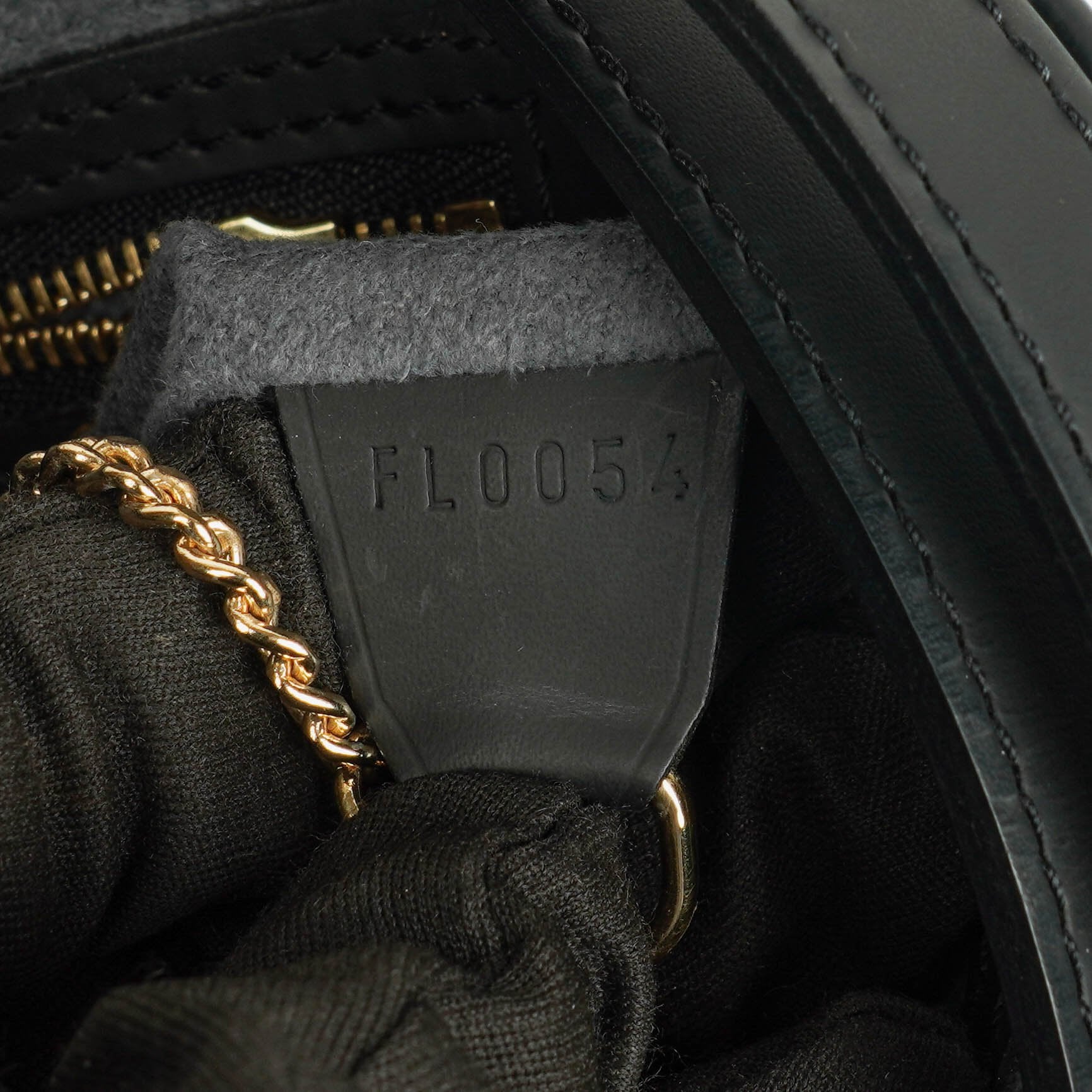Louis Vuitton Petit Bucket Bag aus schwarzem Epi Leder