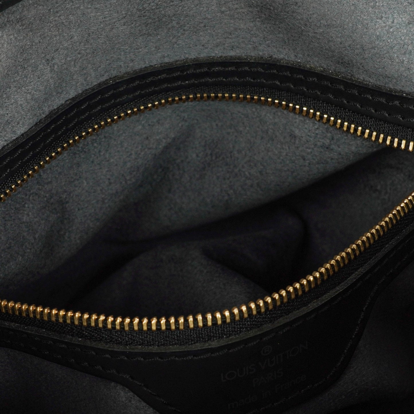 Louis Vuitton Petit Bucket Bag aus schwarzem Epi Leder