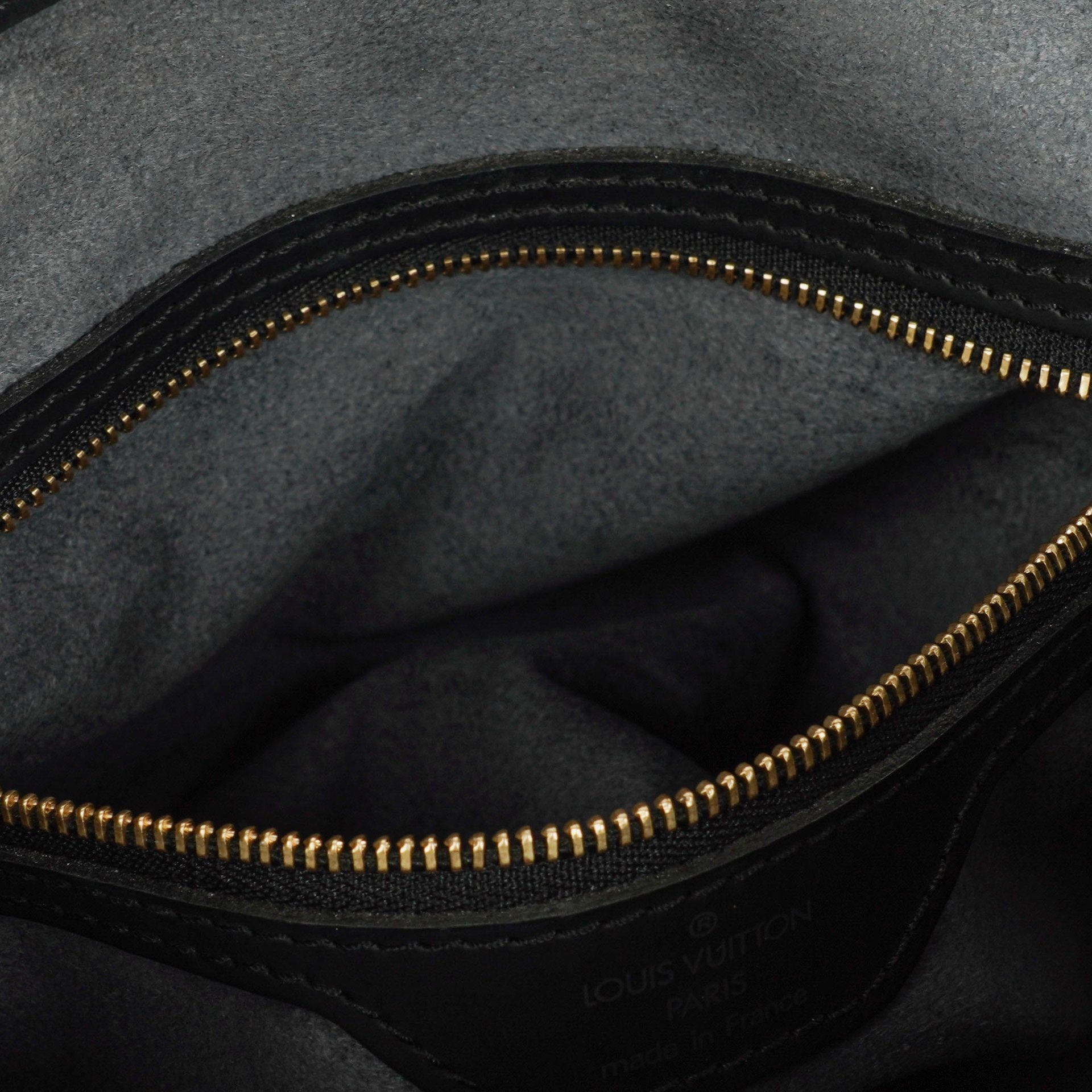 Louis Vuitton Petit Bucket Bag aus schwarzem Epi Leder