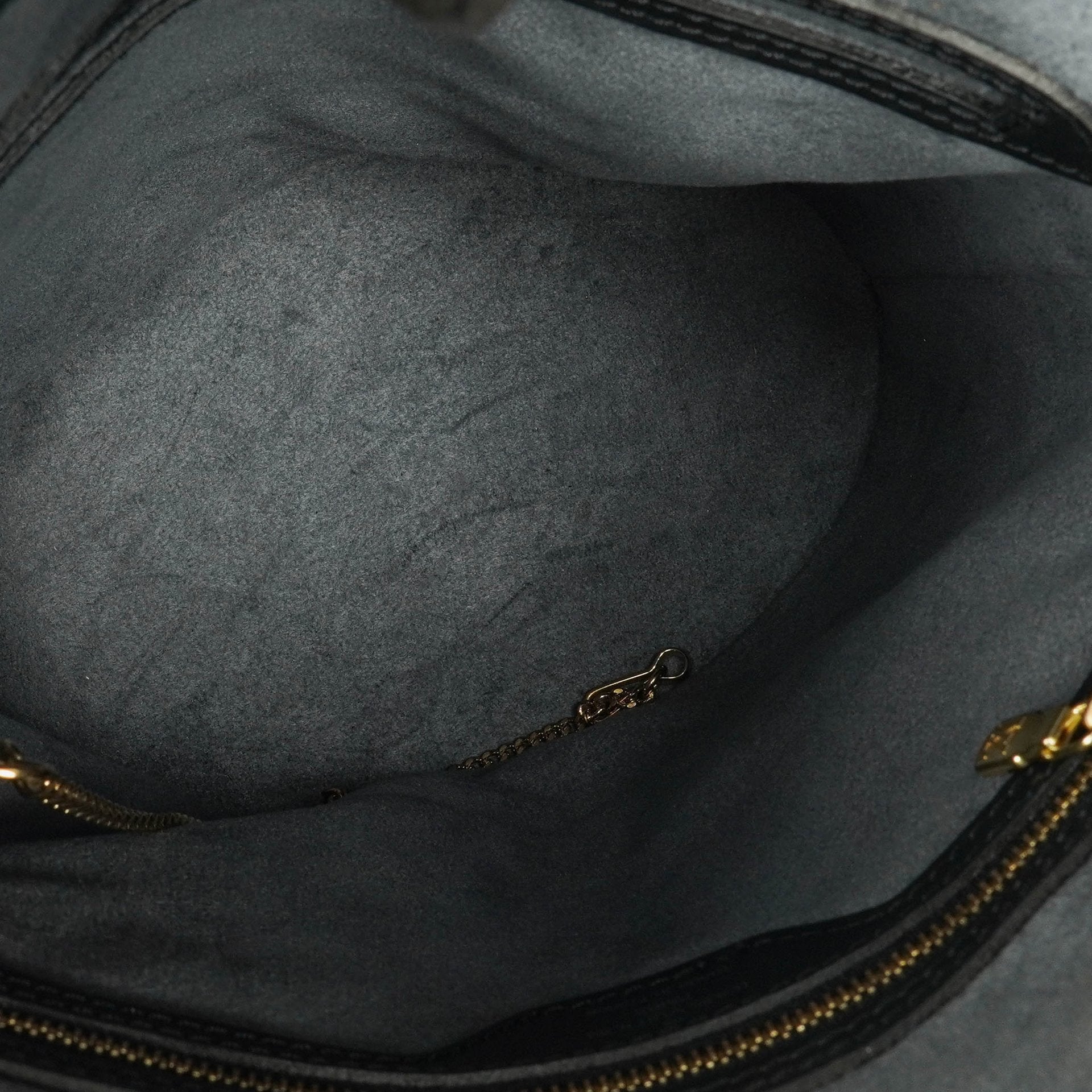 Louis Vuitton Petit Bucket Bag aus schwarzem Epi Leder