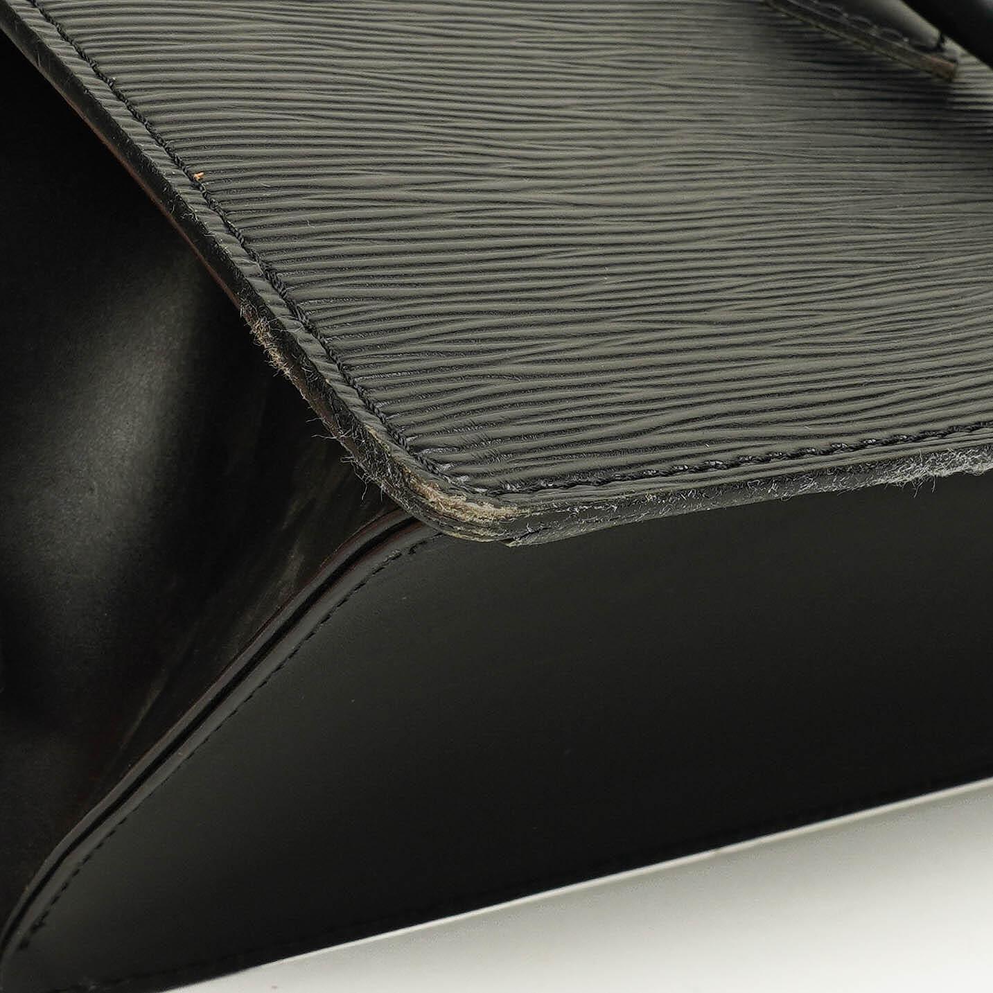 Louis Vuitton Sac Triangle Tasche aus schwarzem Epi-Leder