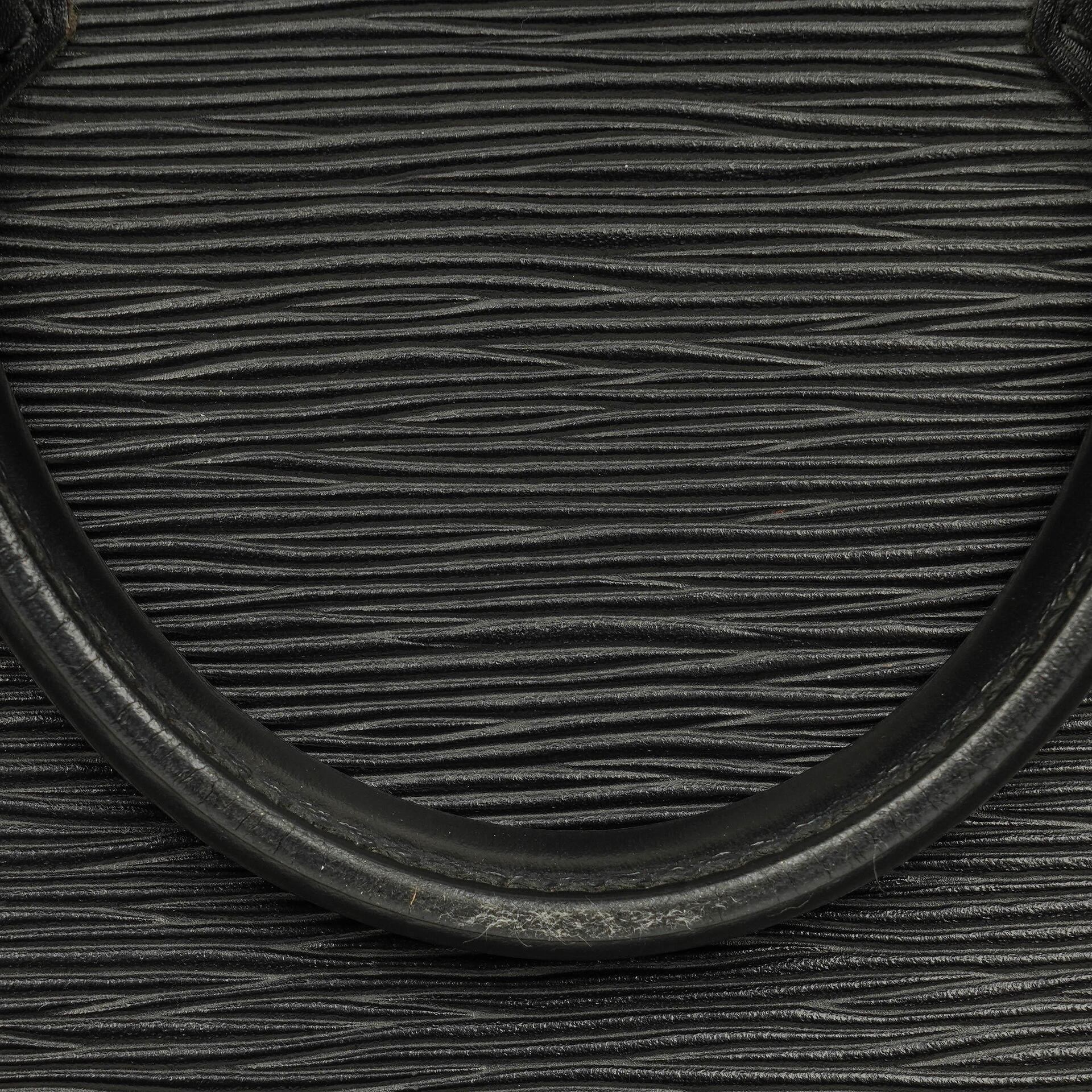 Louis Vuitton Sac Triangle Tasche aus schwarzem Epi-Leder