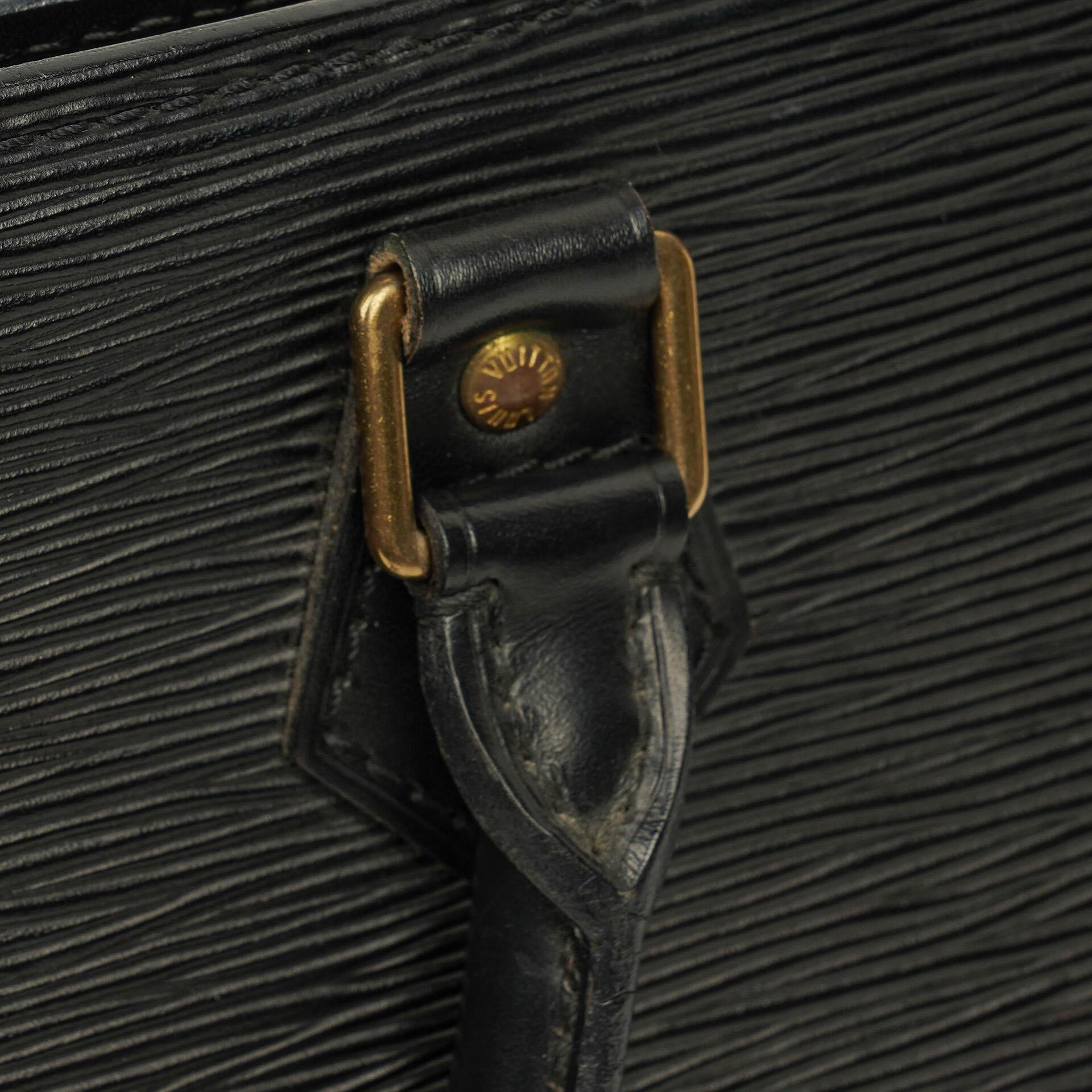 Louis Vuitton Sac Triangle Tasche aus schwarzem Epi-Leder