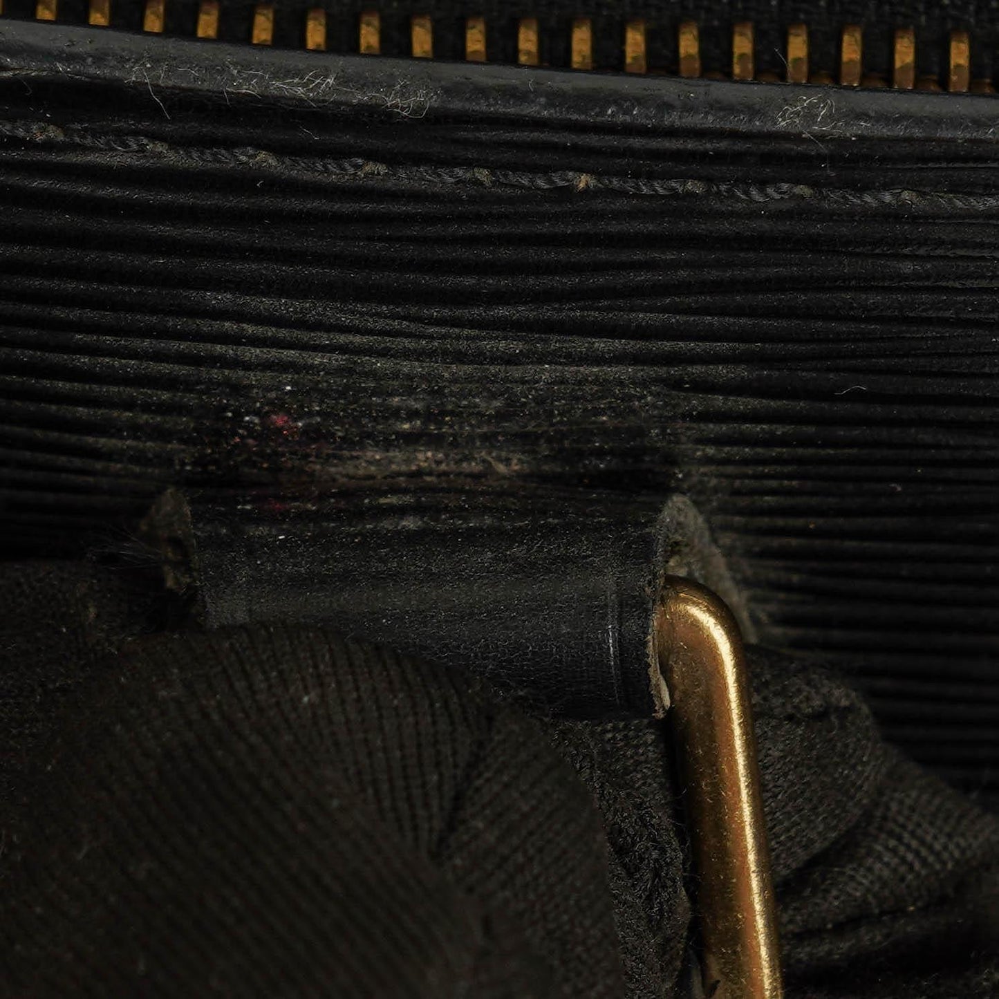 Louis Vuitton Sac Triangle Tasche aus schwarzem Epi-Leder