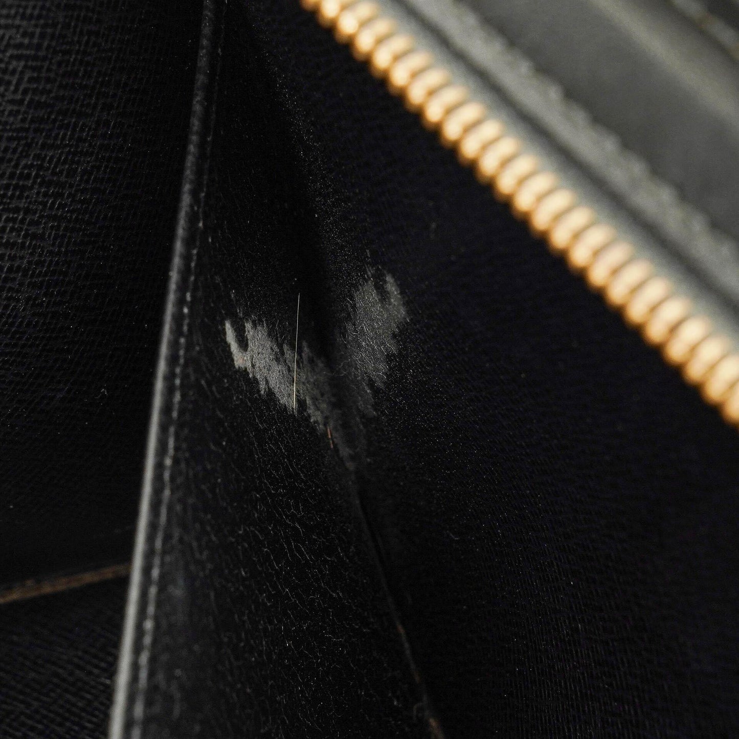 Louis Vuitton Sac Triangle Tasche aus schwarzem Epi-Leder