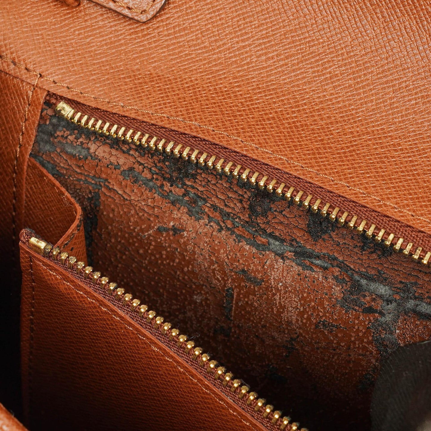 Louis Vuitton Pochette aus bordeauxfarbenem Monogramm Canvas
