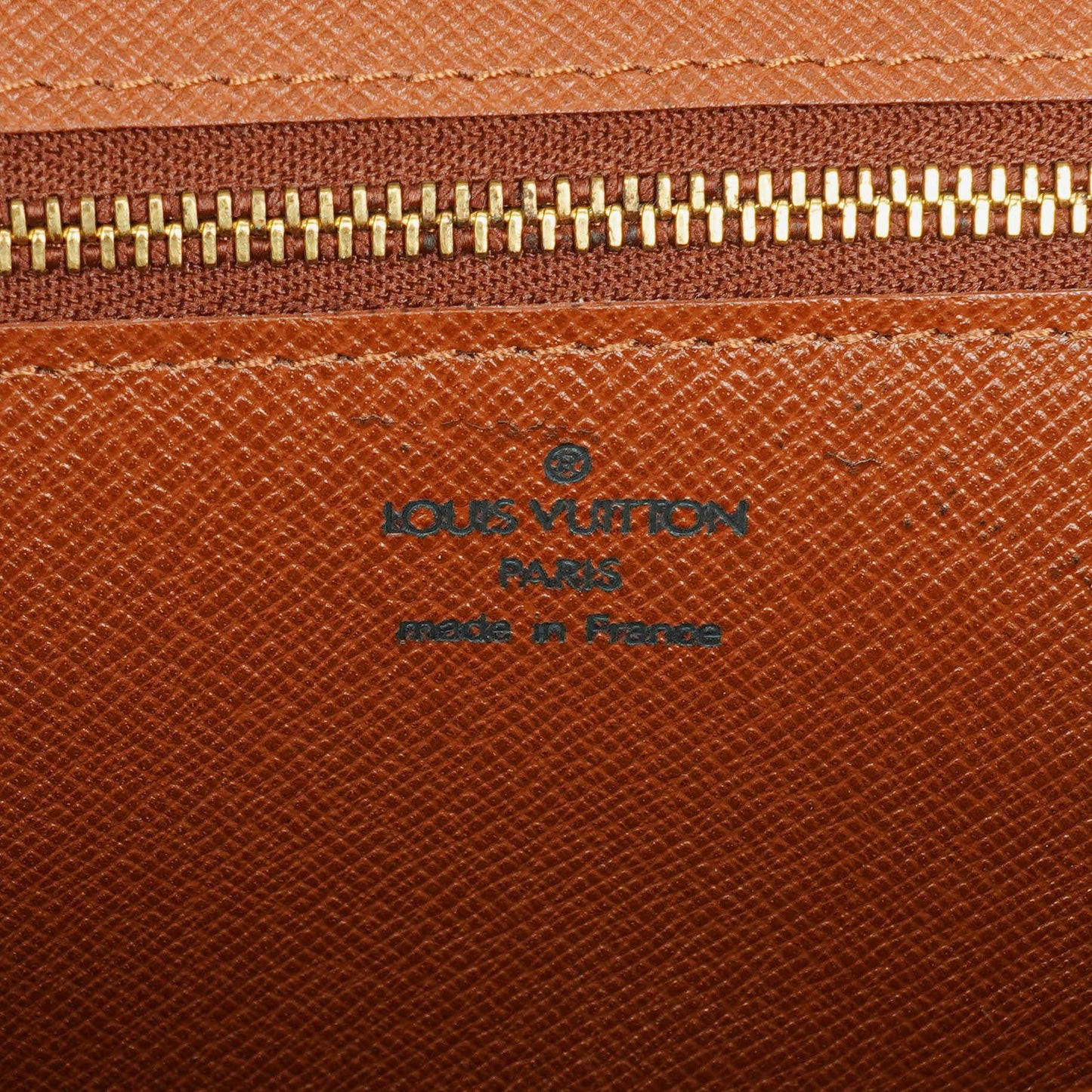 Louis Vuitton Pochette aus bordeauxfarbenem Monogramm Canvas