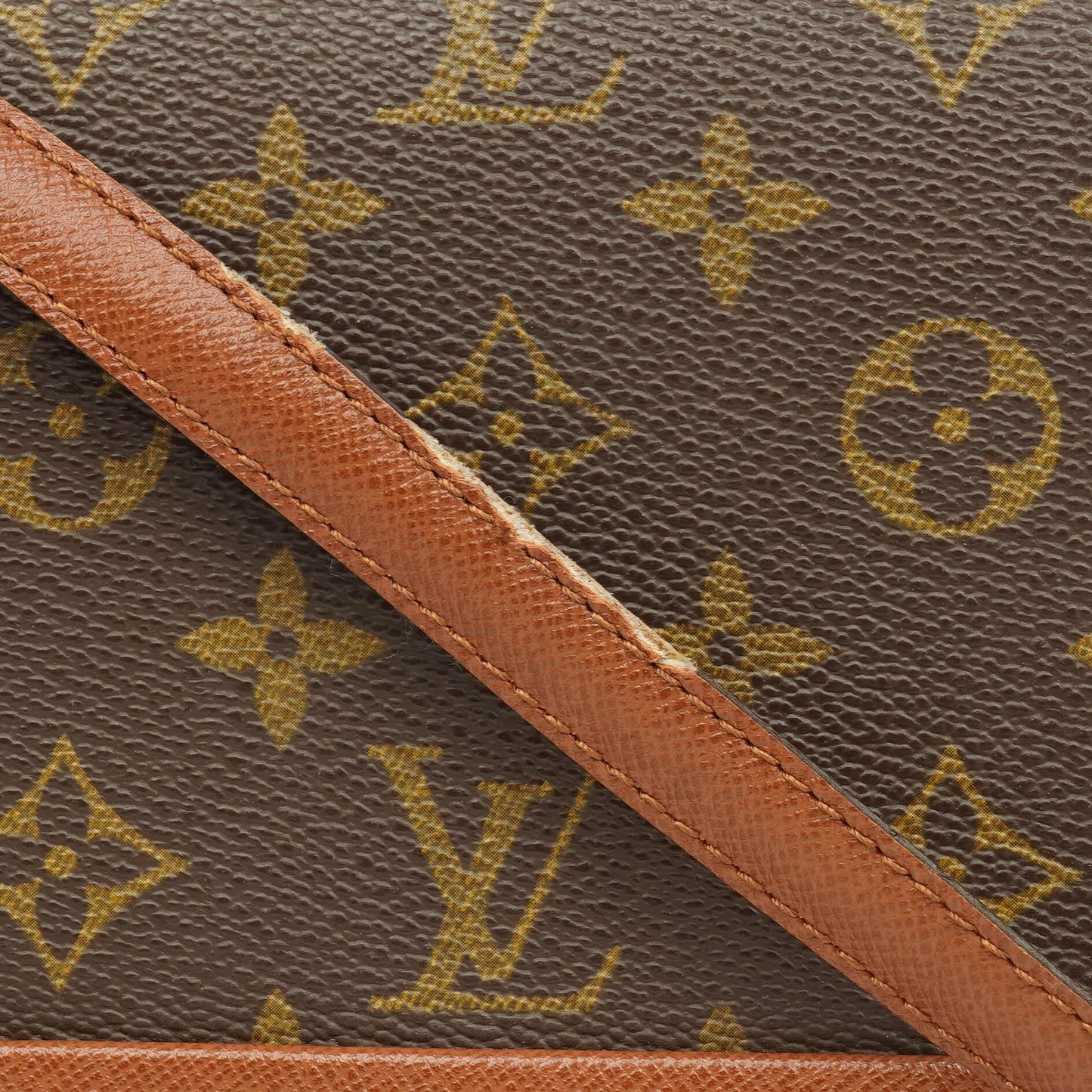 Louis Vuitton Pochette aus bordeauxfarbenem Monogramm Canvas