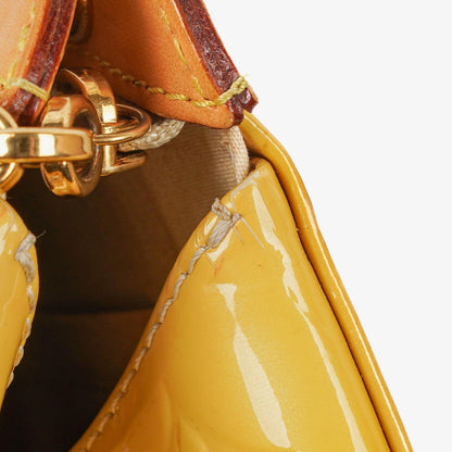 Louis Vuitton Brea MM Tasche aus citrinfarbenem Monogram Vernis