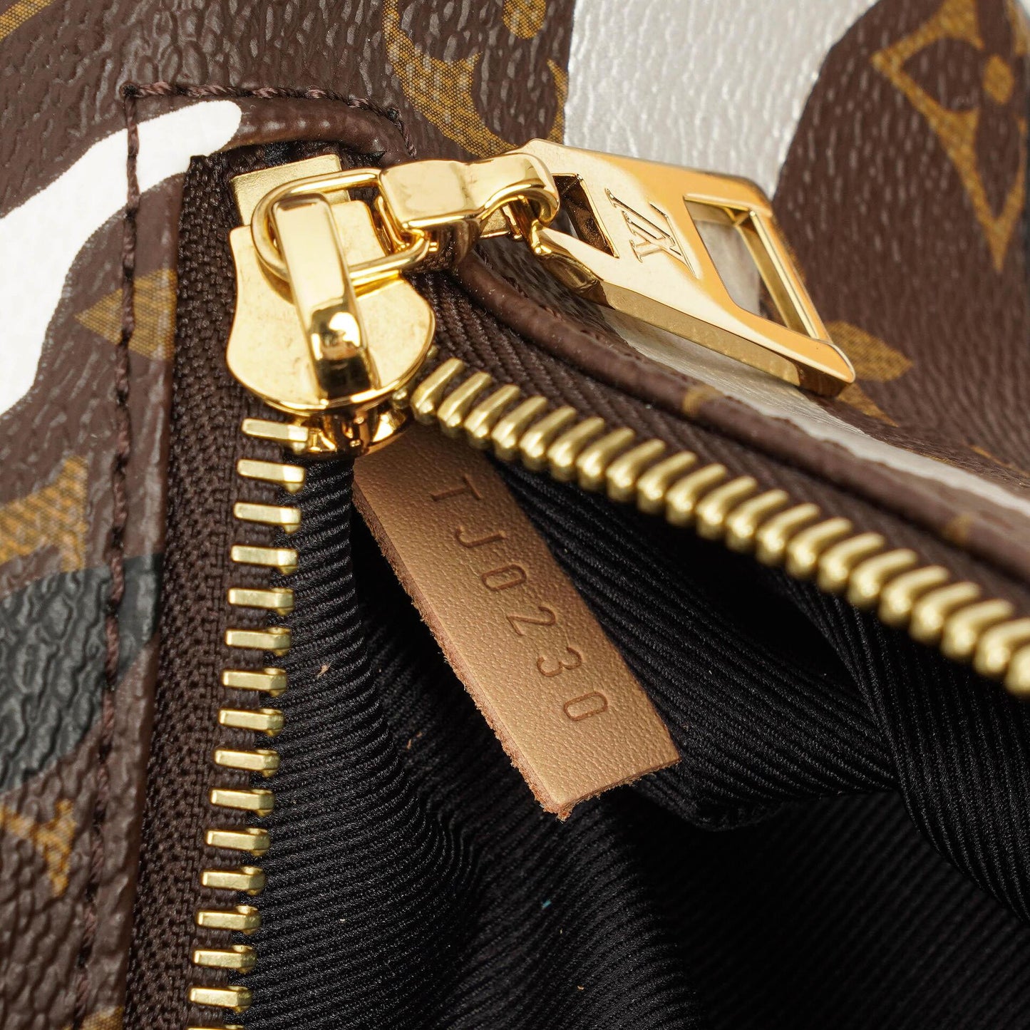 Louis Vuitton Bumbag Limited Edition LOL League of Legends aus Monogram Canvas