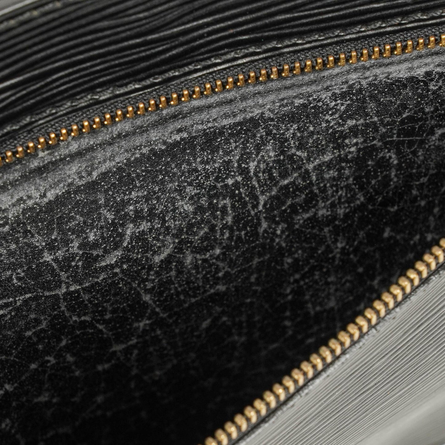 Louis Vuitton Enghien Schultertasche aus schwarzem Epi-Leder