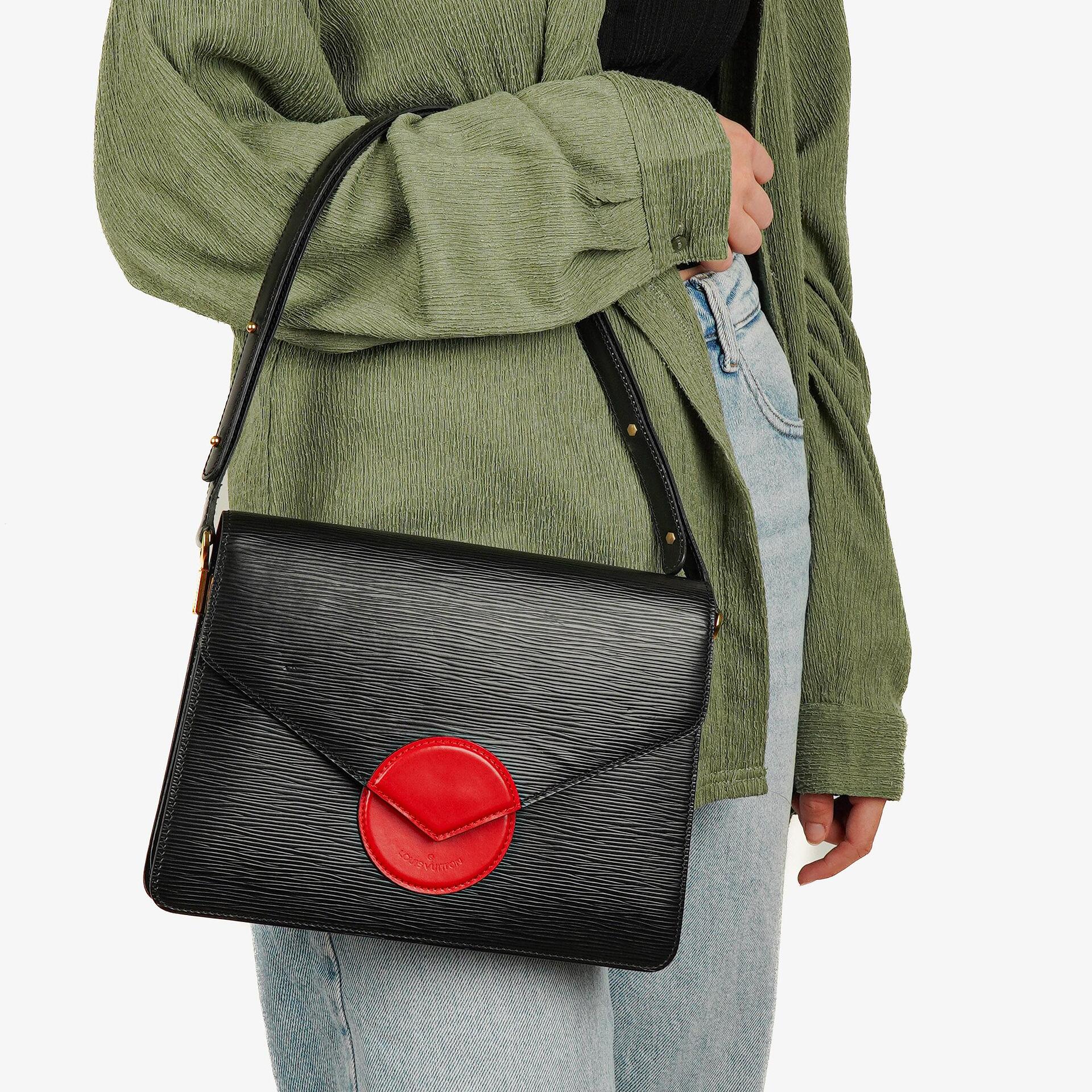 Louis Vuitton Hoche Schultertasche aus Epi-Leder in Schwarz und Rot