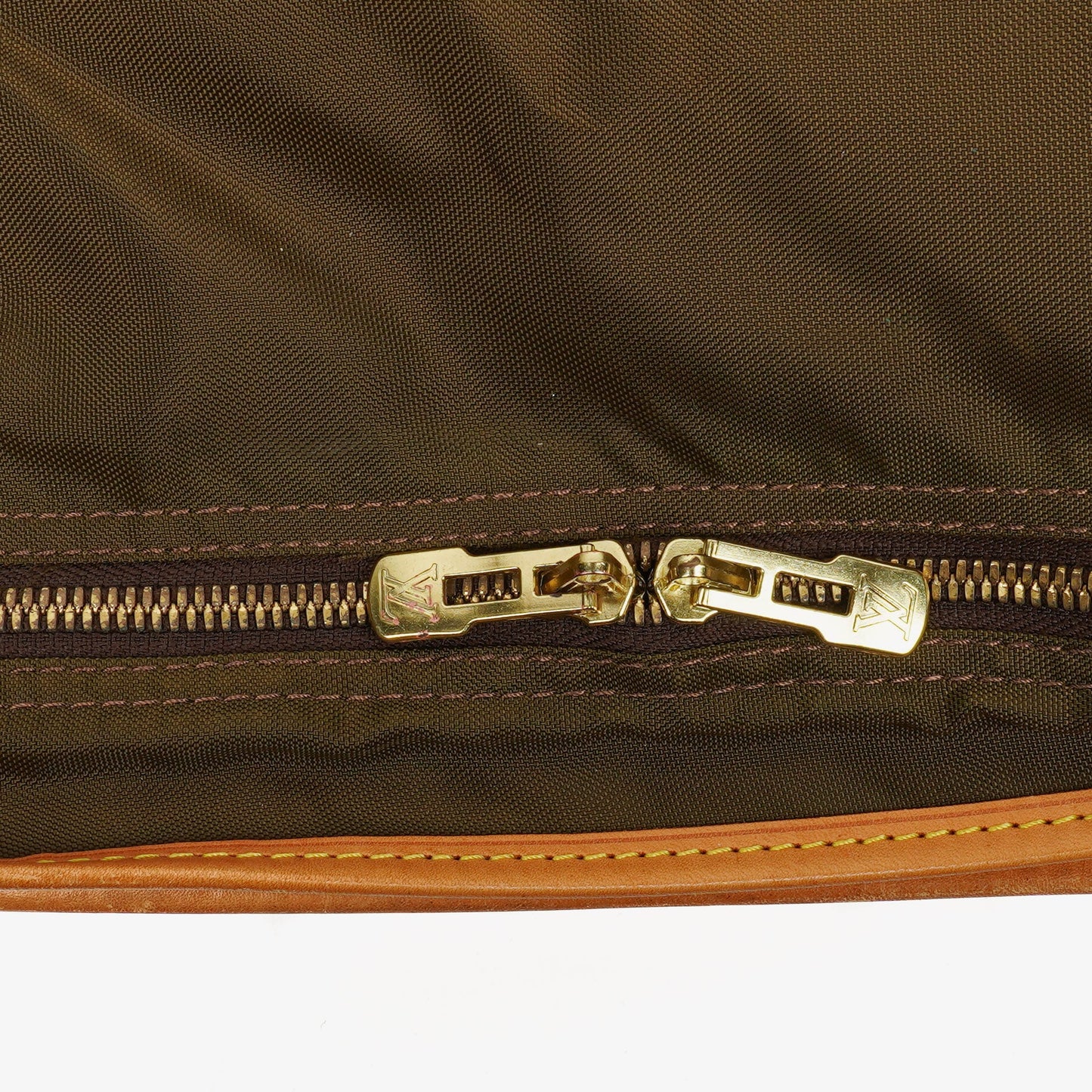 Louis Vuitton Kleidertasche aus Monogram Canvas