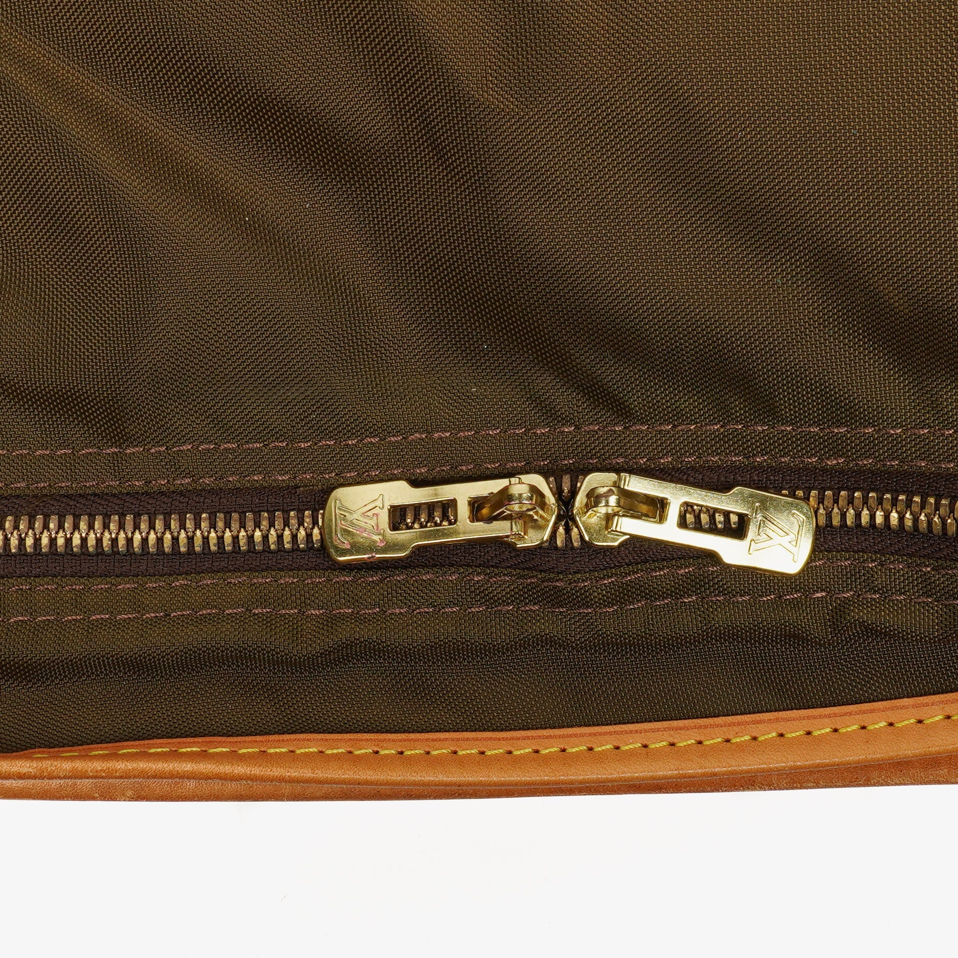 Louis Vuitton Kleidertasche aus Monogram Canvas