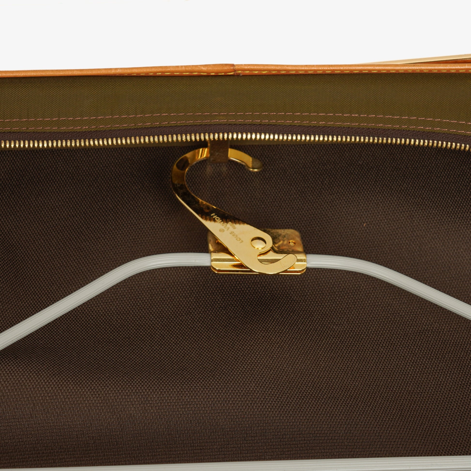 Louis Vuitton Kleidertasche aus Monogram Canvas