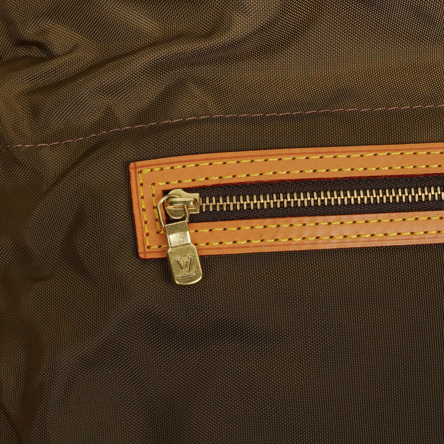 Louis Vuitton Kleidertasche aus Monogram Canvas