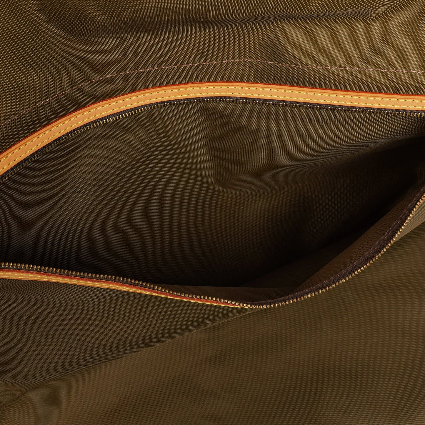 Louis Vuitton Kleidertasche aus Monogram Canvas