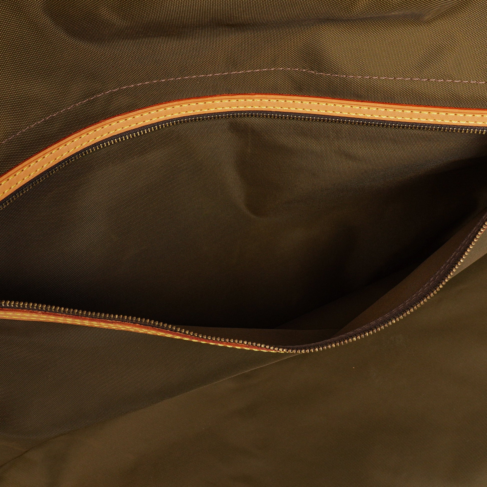 Louis Vuitton Kleidertasche aus Monogram Canvas