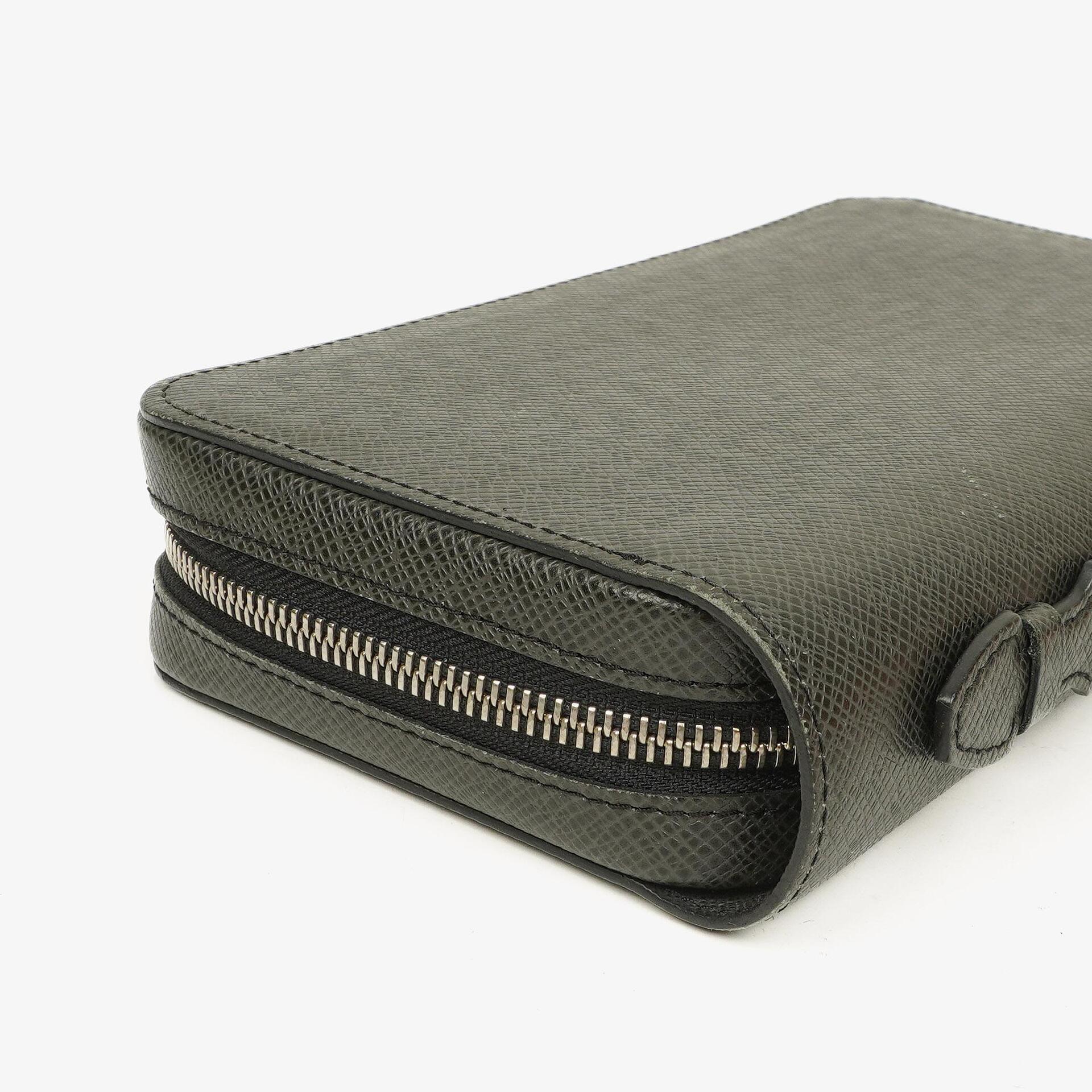 Louis Vuitton Glacier Taiga Leder Zippy XL Geldbörse