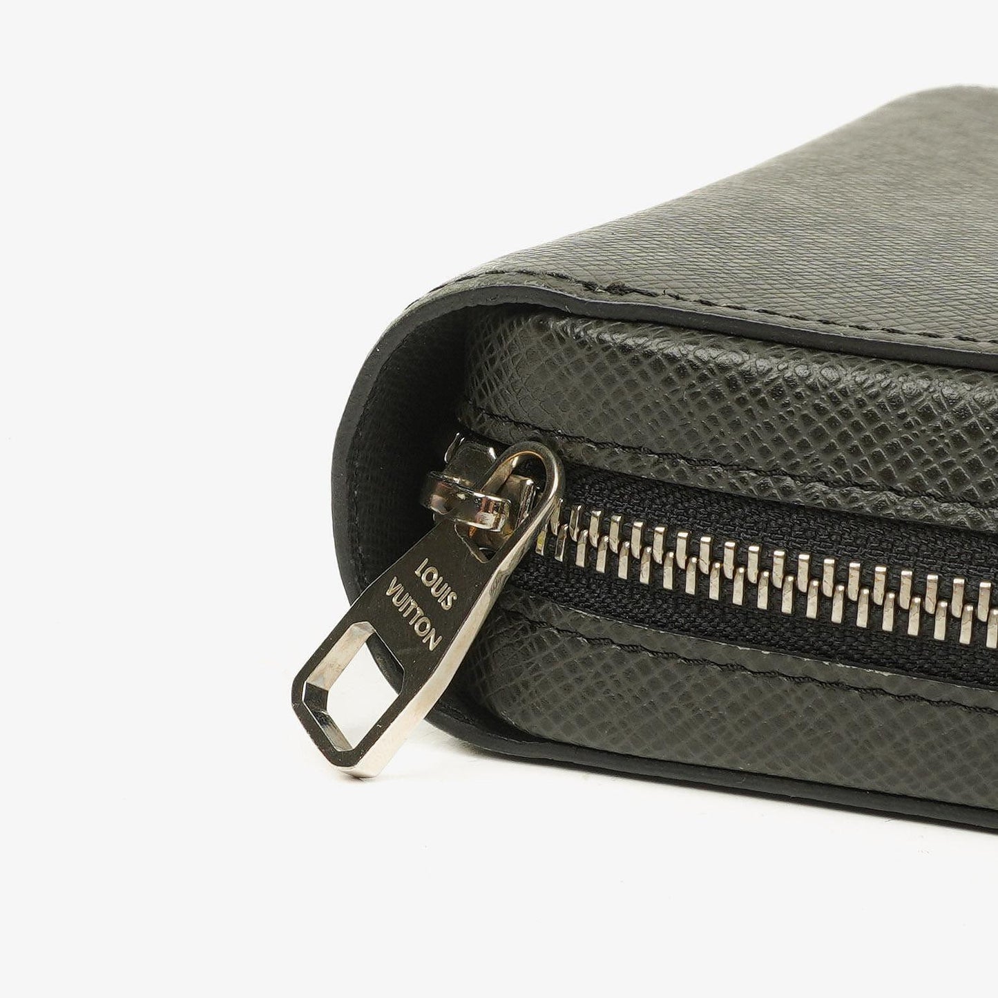 Louis Vuitton Glacier Taiga Leder Zippy XL Geldbörse