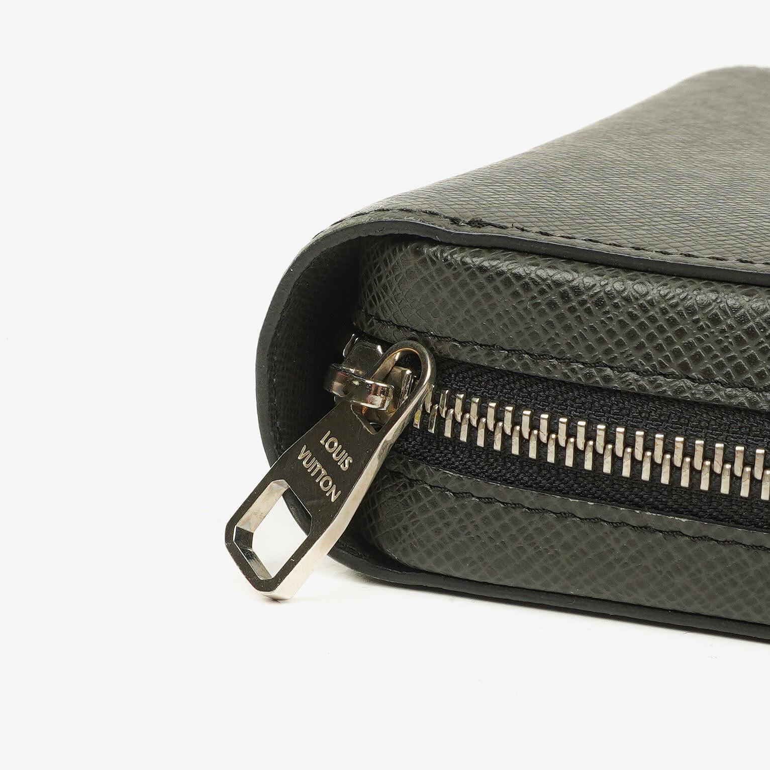 Louis Vuitton Glacier Taiga Leder Zippy XL Geldbörse