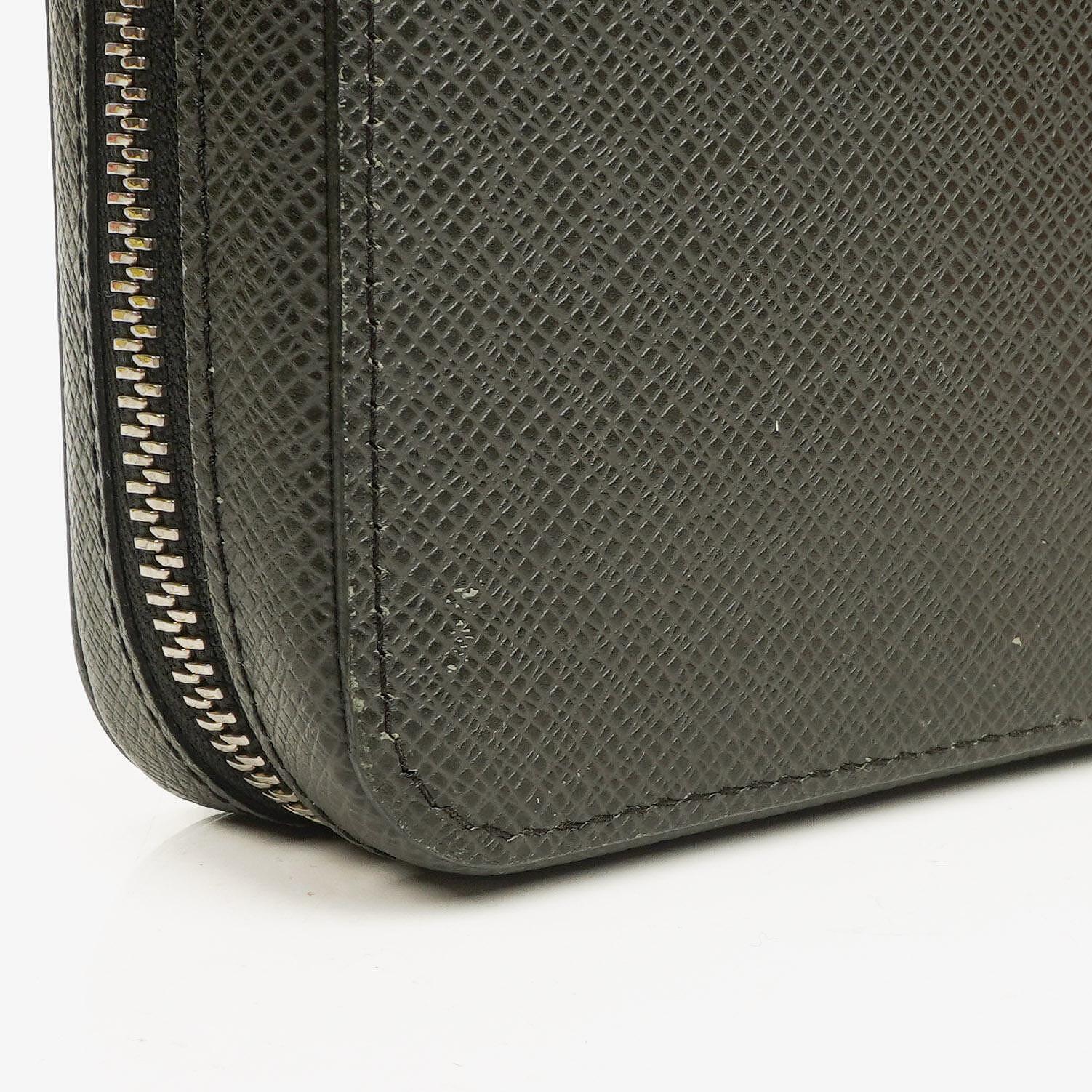 Louis Vuitton Glacier Taiga Leder Zippy XL Geldbörse