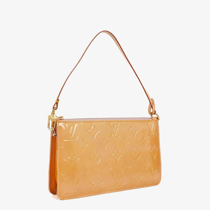 Louis Vuitton Lexington Clutch-Handtasche aus Monogram Vernis