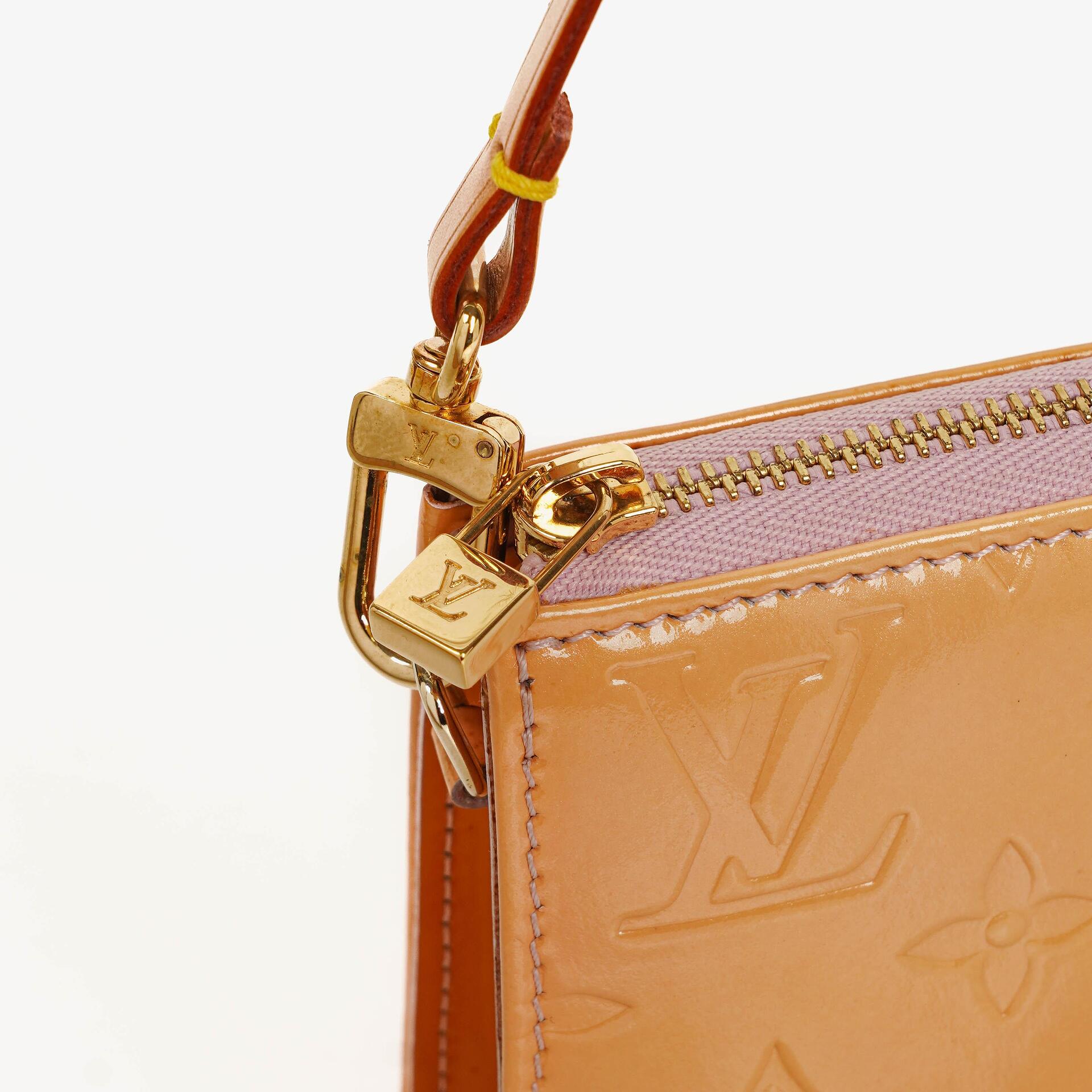Louis Vuitton Lexington Clutch-Handtasche aus Monogram Vernis