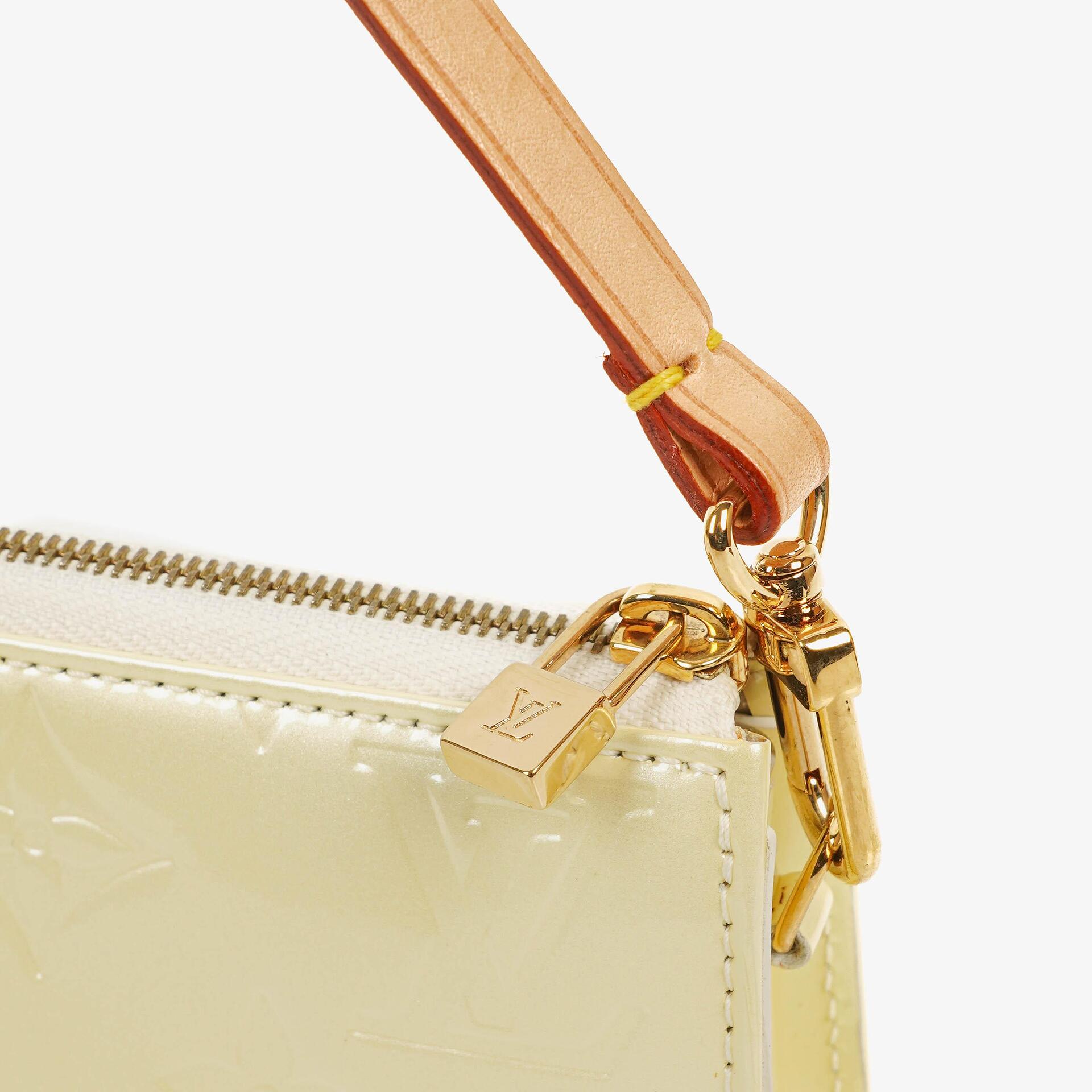 Louis Vuitton Lexington Täschchen aus Monogram Vernis in Perle