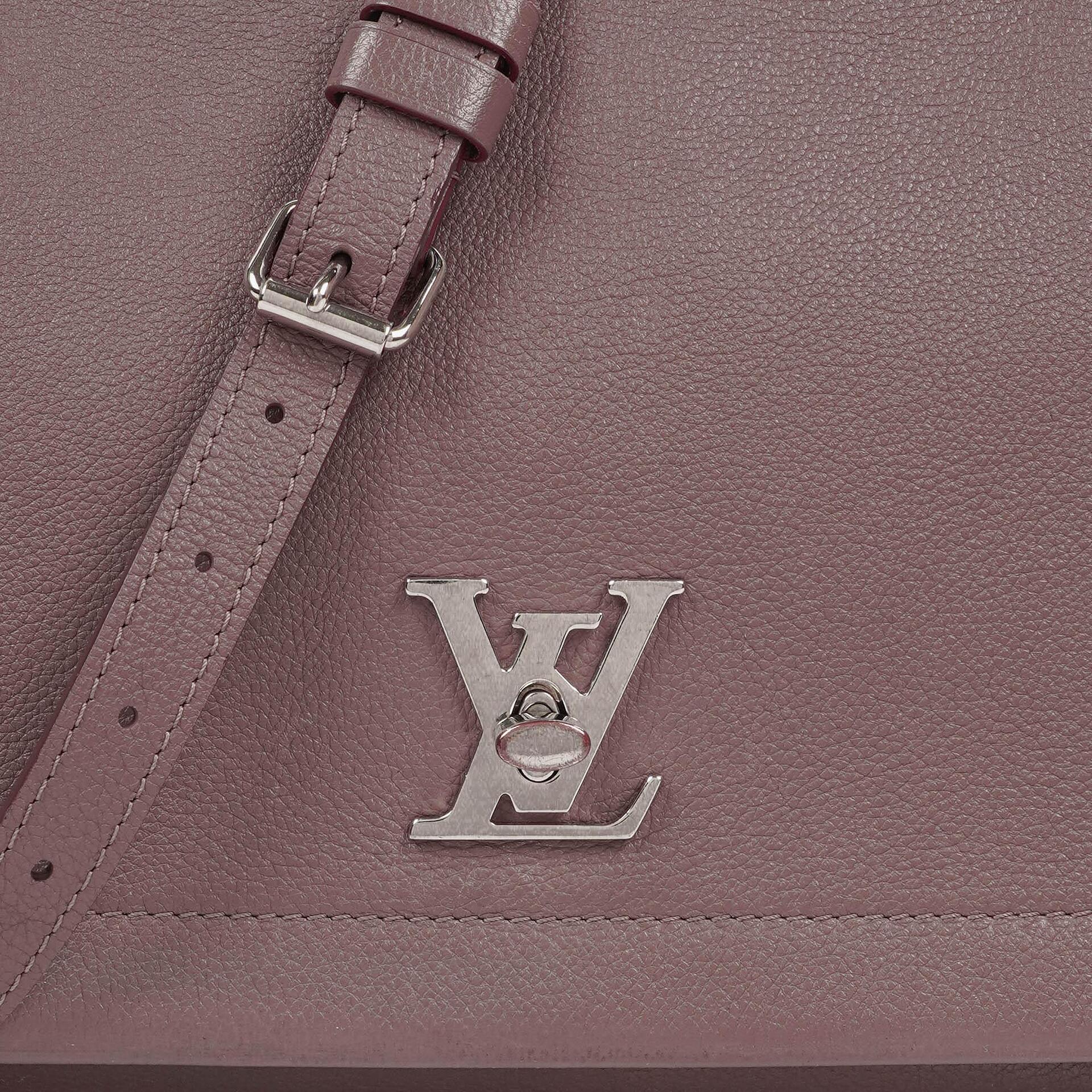 Louis Vuitton Lockme II Tasche aus Kalbsleder in Taupe Glace