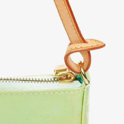 Louis Vuitton Mallory Square Schultertasche aus Monogram Vernis in Pfefferminz