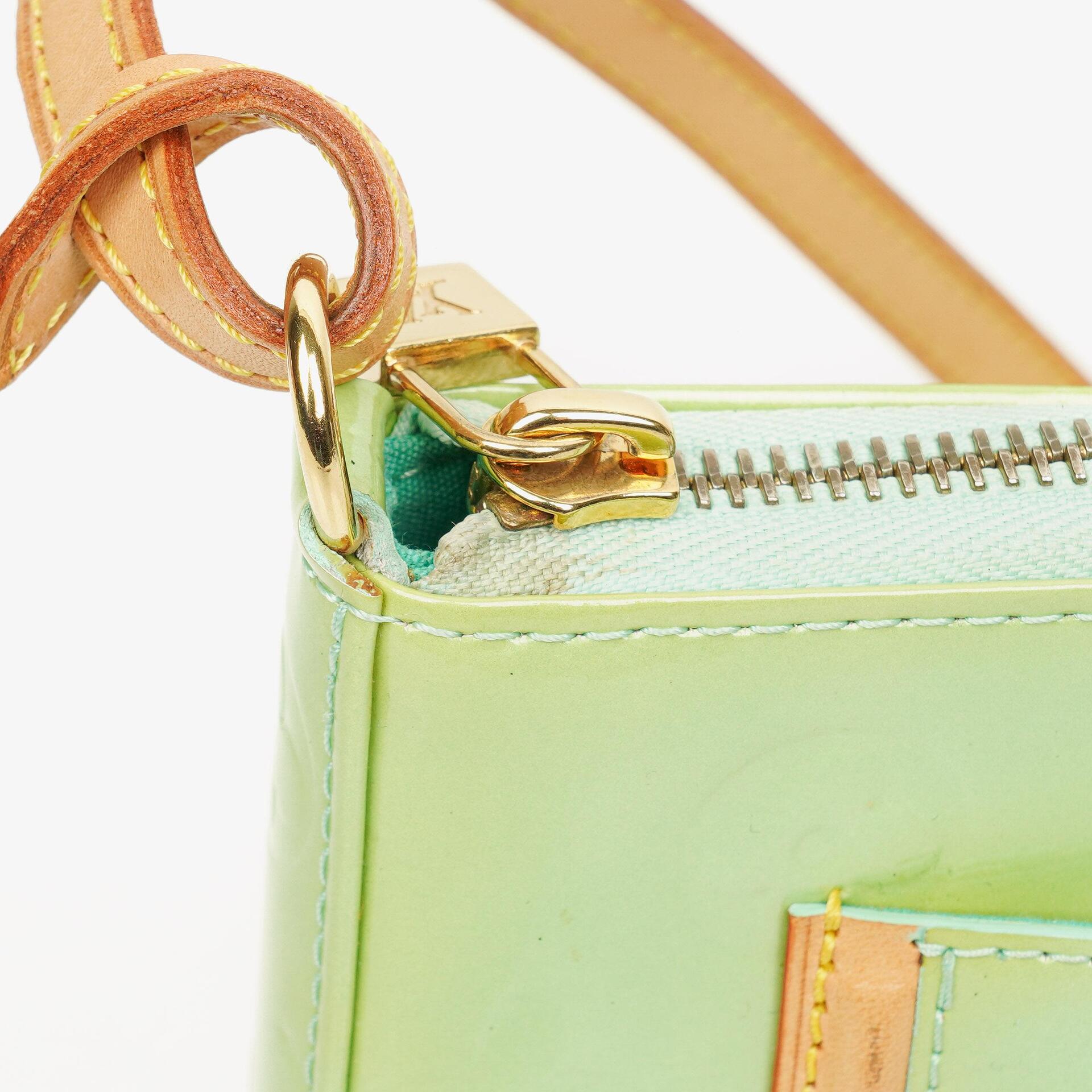 Louis Vuitton Mallory Square Schultertasche aus Monogram Vernis in Pfefferminz